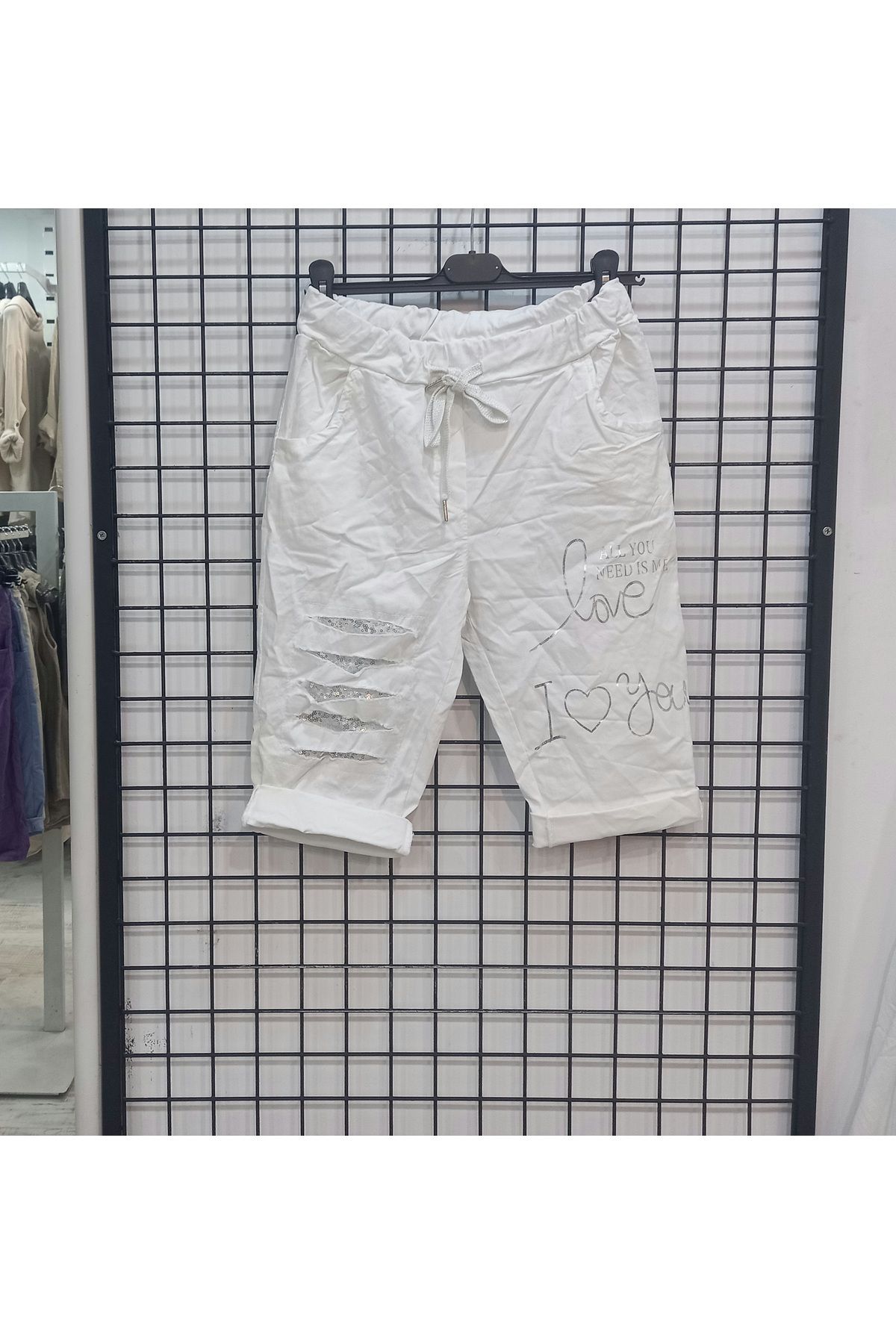 Butik Şans Pul Payet Detaylı Cepli Esnek Yapılı İtalyan Şort