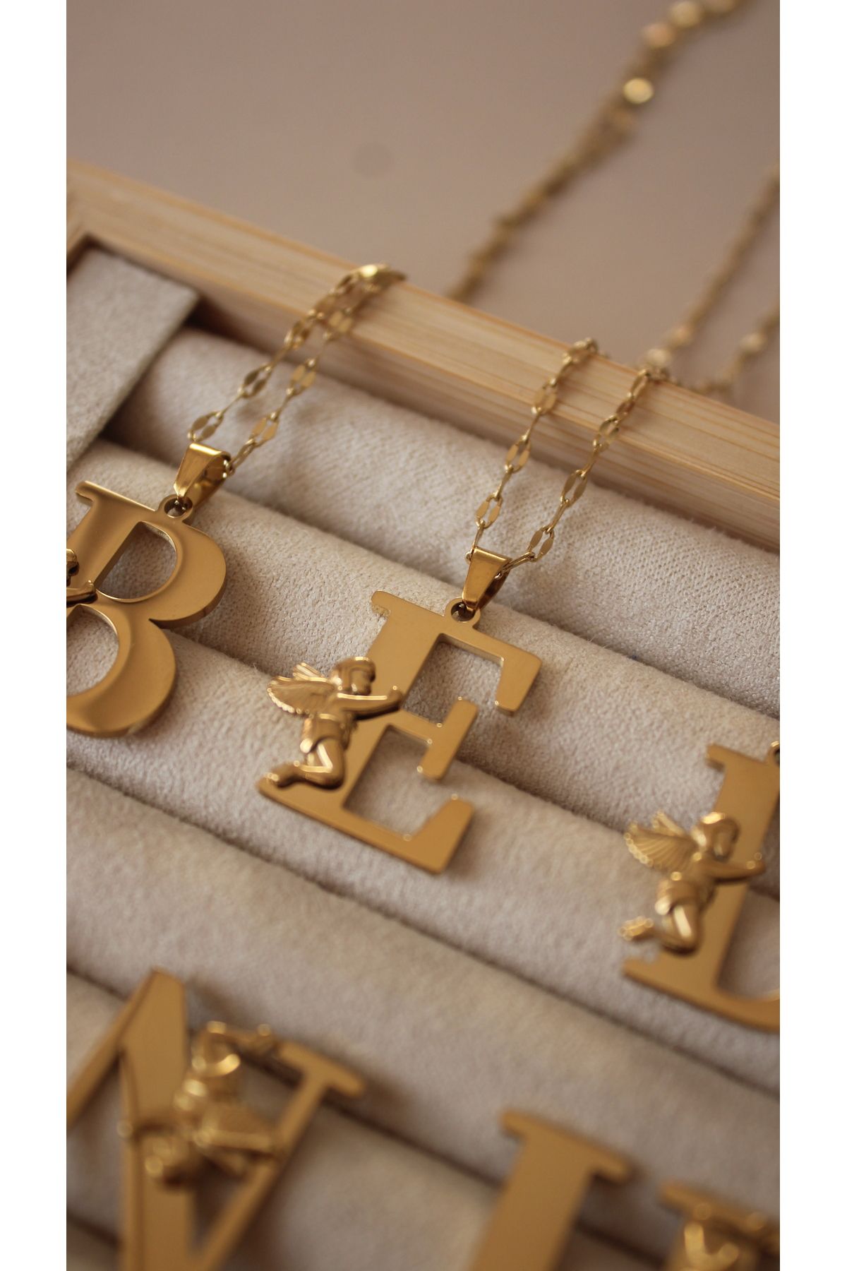 Tişt Accessory Kadın Gold Renk Melek Figürlü E Harfli Kararmaz Çelik Tasarım Kolye