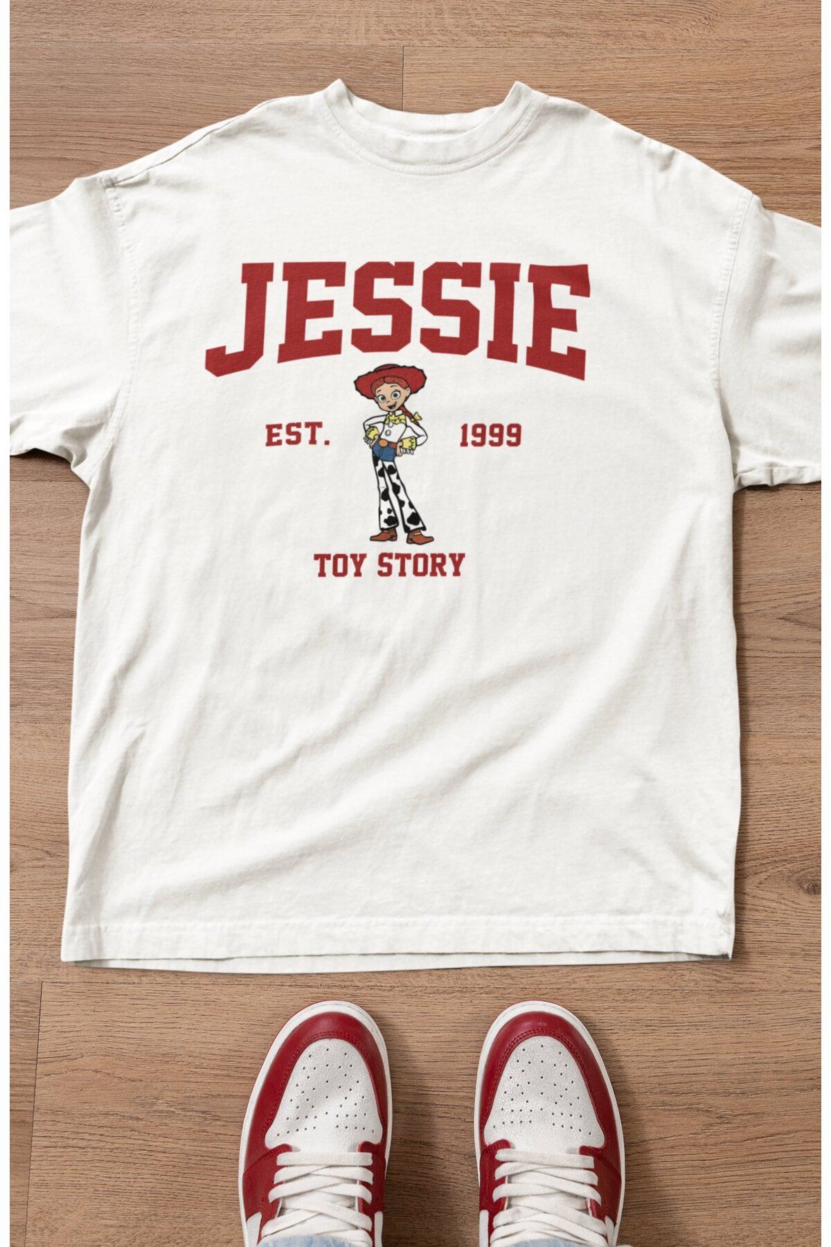 Fuddy Moda Unisex Toy Story Jessie Est 1999 Baskılı Tişört, Oversize Oyuncak Hikayesi Temalı T-Shirt