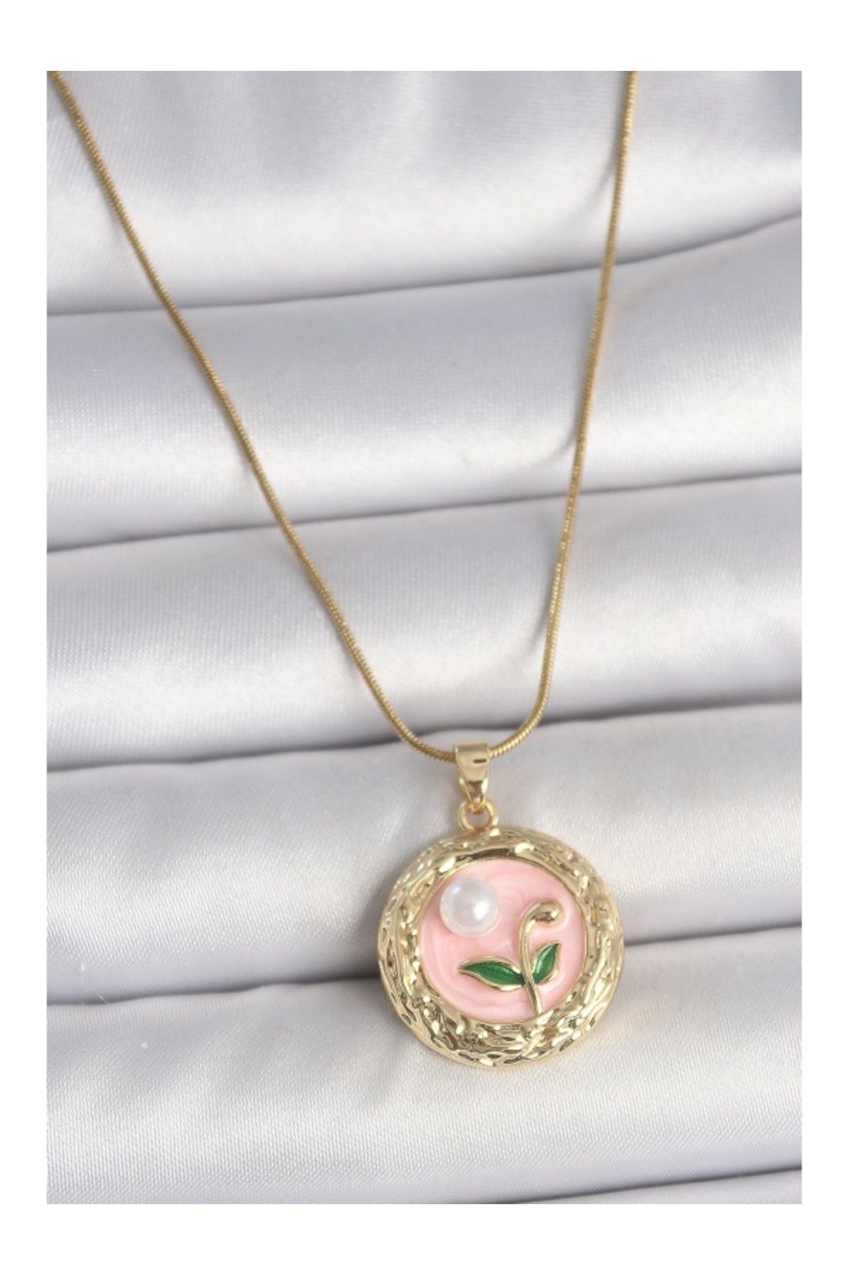 Clariss 316L Çelik Gold Renk Zincir Pembe Çiçek İşlemeli inci Detay Portre Model Kadın Kolye