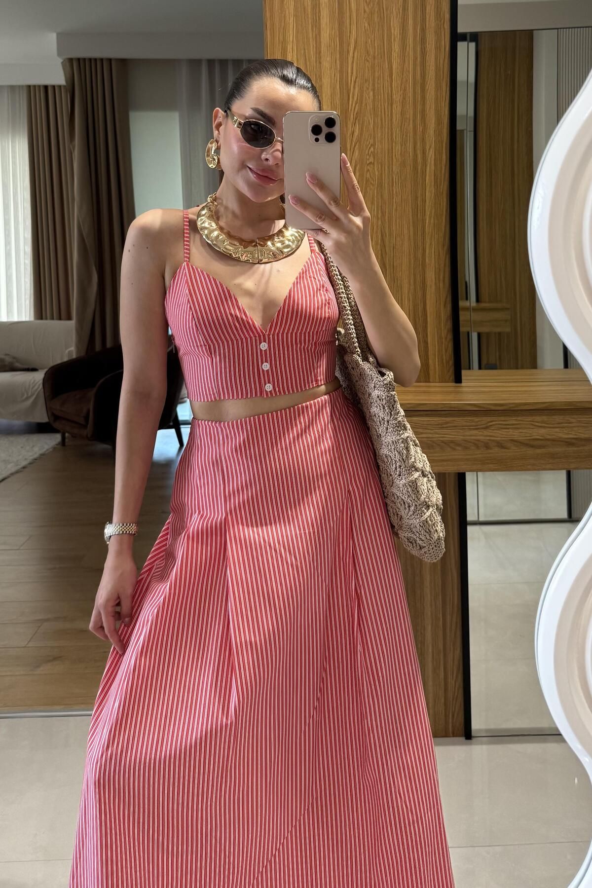 Gizem Ecemiş Kendia Kırmızı Çizgili Takım