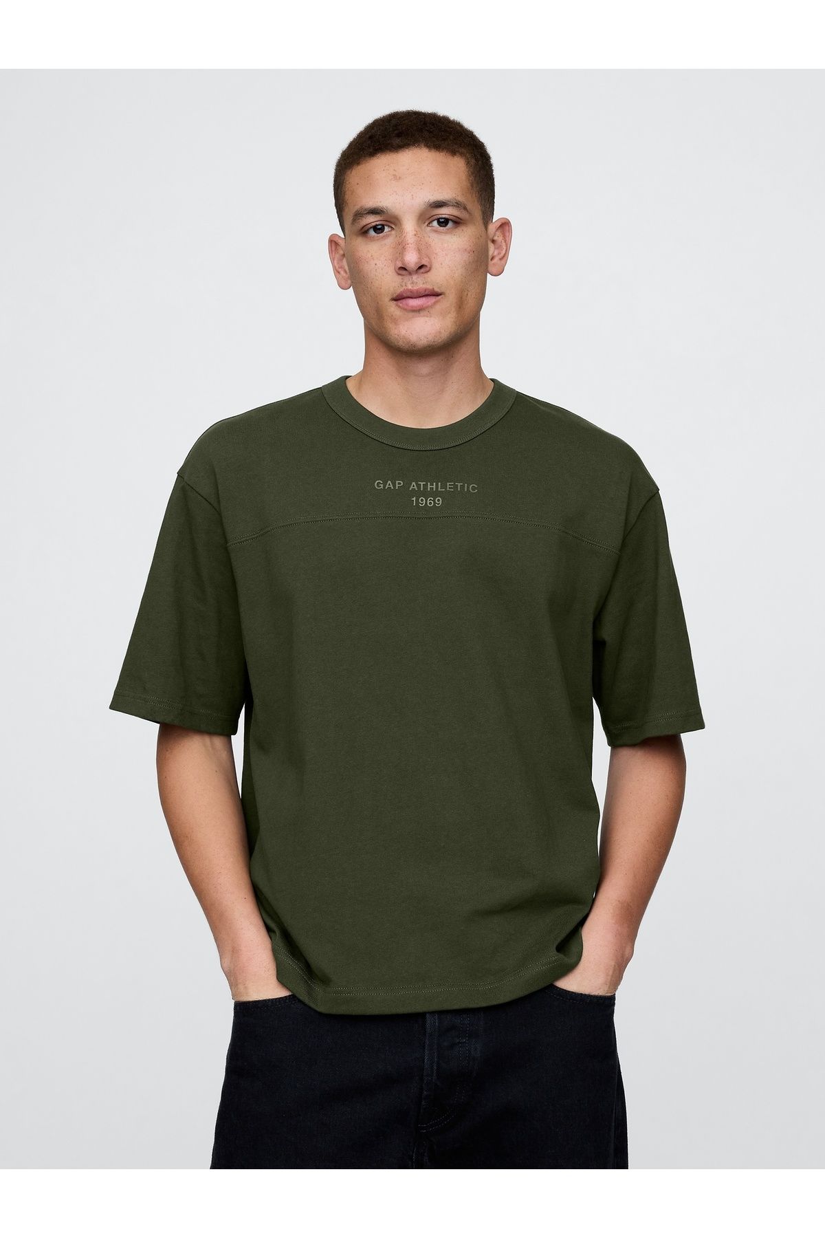 GAP Erkek Haki Oversized Athletic Logo T-Shirt