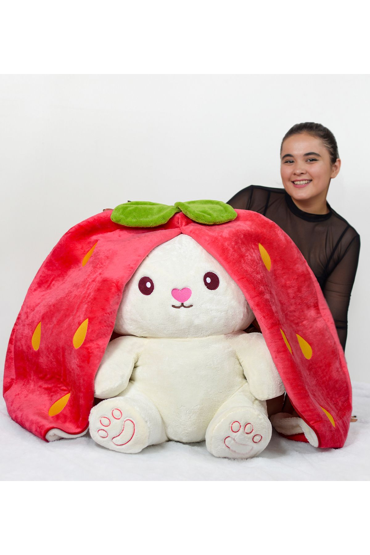 Özgüner Oyuncak Dev Çilek Tavşan 180 cm – Çantalı Sevimli Peluş Oyuncak Modeli