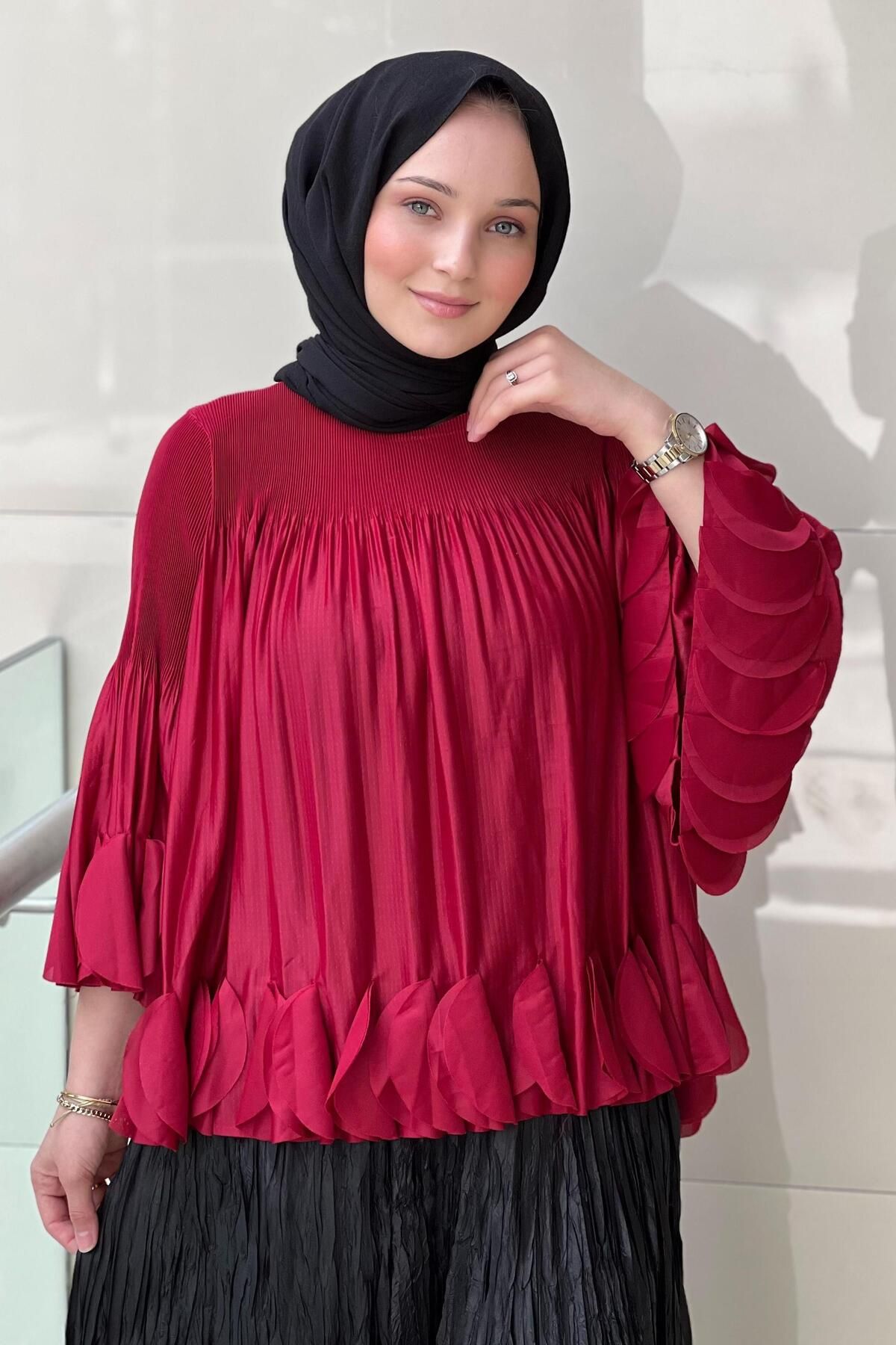 Mahal Yuvarlak Desen Detaylı Pliseli Bluz
