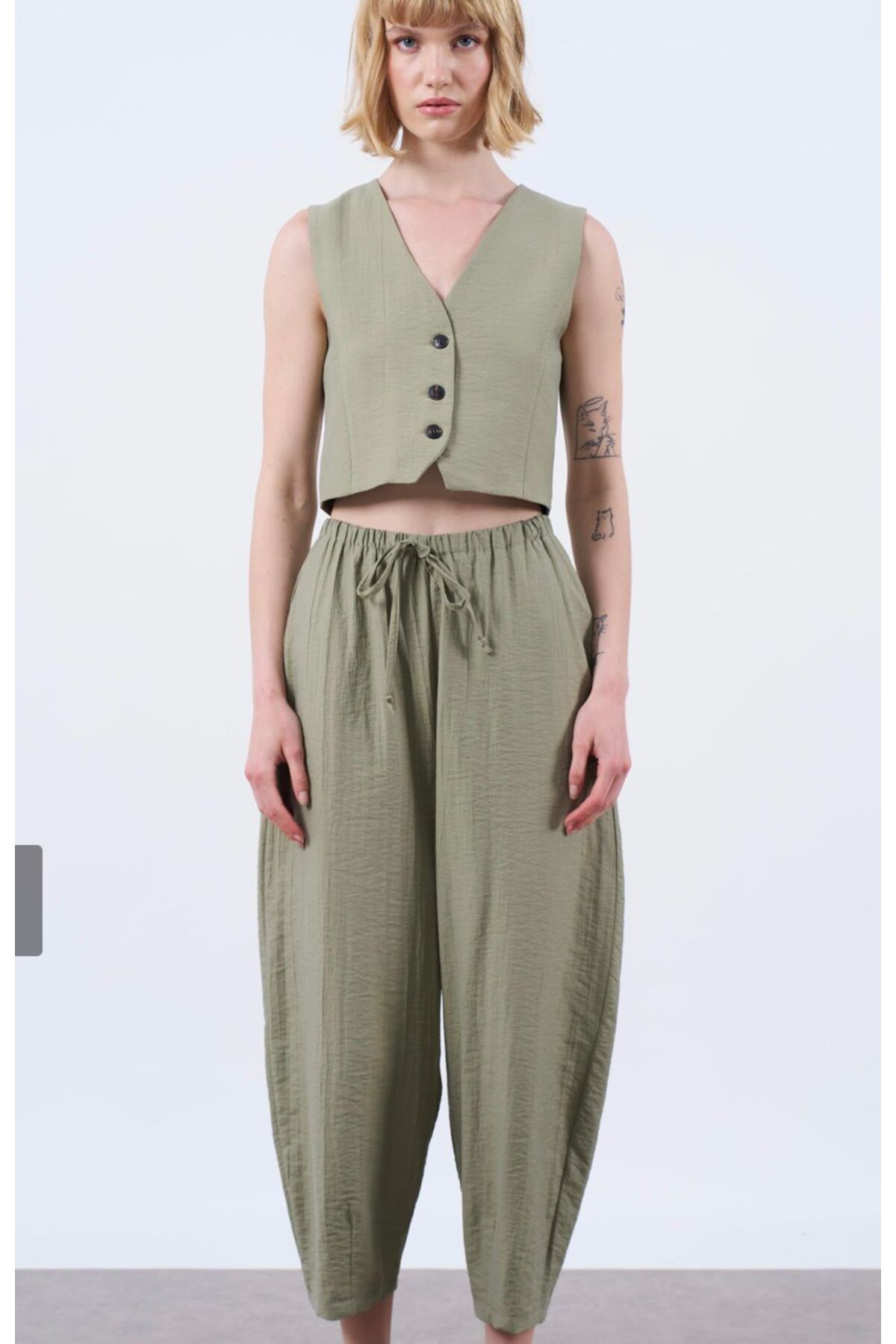 ayşekadınboutique yeşil yelekli pantolonlu takım
