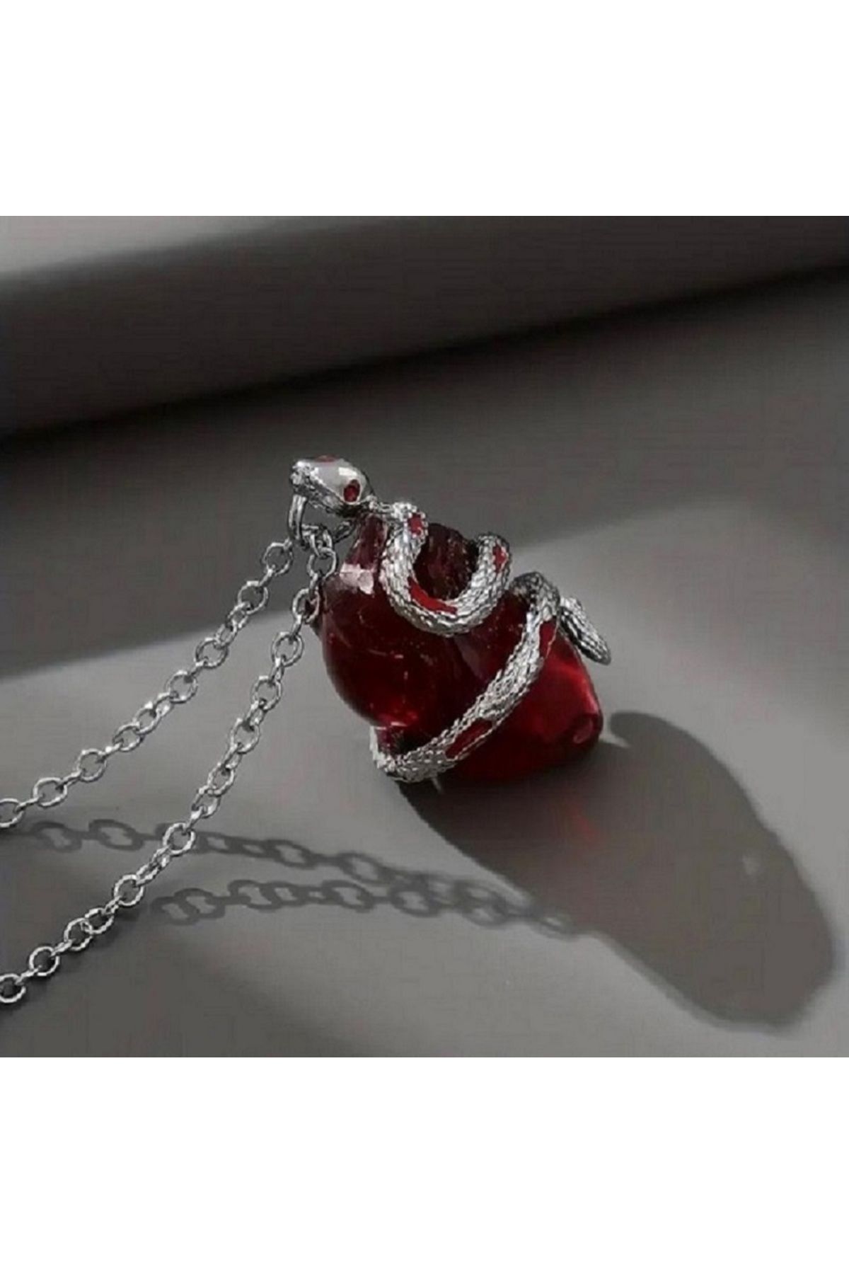 Innovate Store Gotik Tarz Kalbin Üzerine Sarılmış Yılan Çelik Kolye
