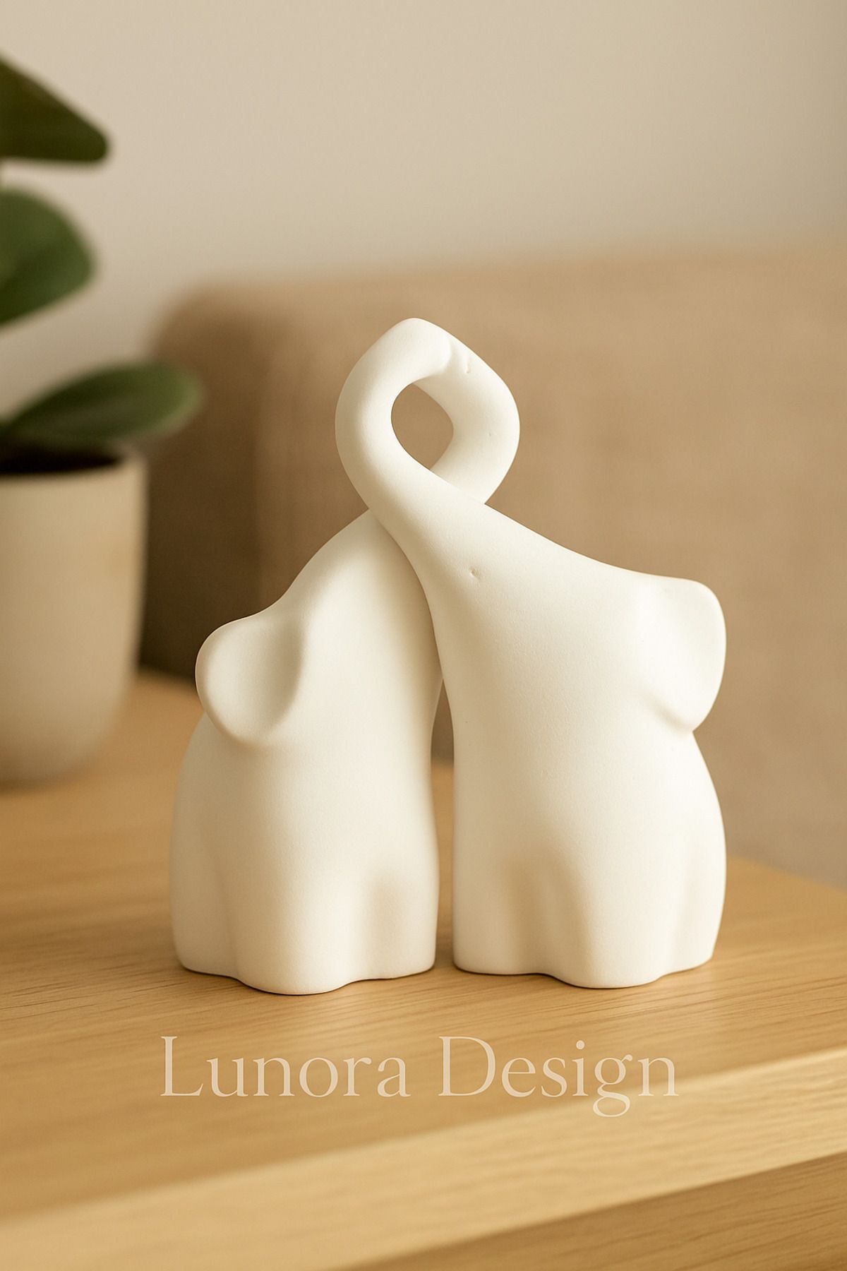 Lunora Design Sarılan Fil Biblo – 2 Parça Minimal Dekor Seti (Beyaz)