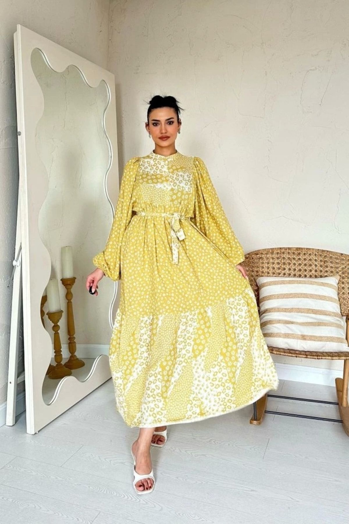 Butik Sarı Çiçek Desenli Beli Kuşaklı Hakim Yaka Elbise