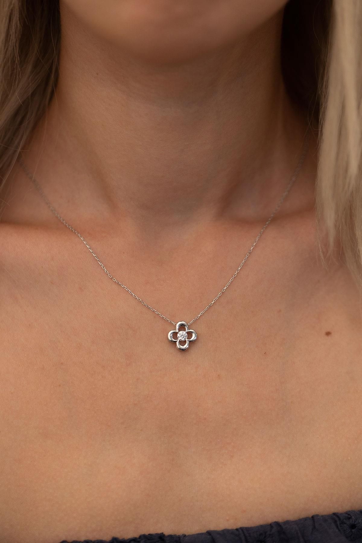 Ninova Silver Yonca Model Gümüş Zirconia Kolye