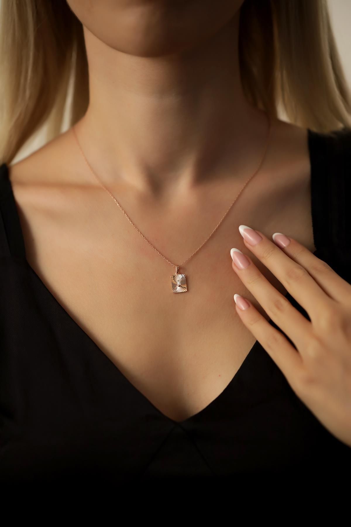 Ninova Silver Dikdörtgen Model Rose Kaplama Gümüş Zirconia Kolye