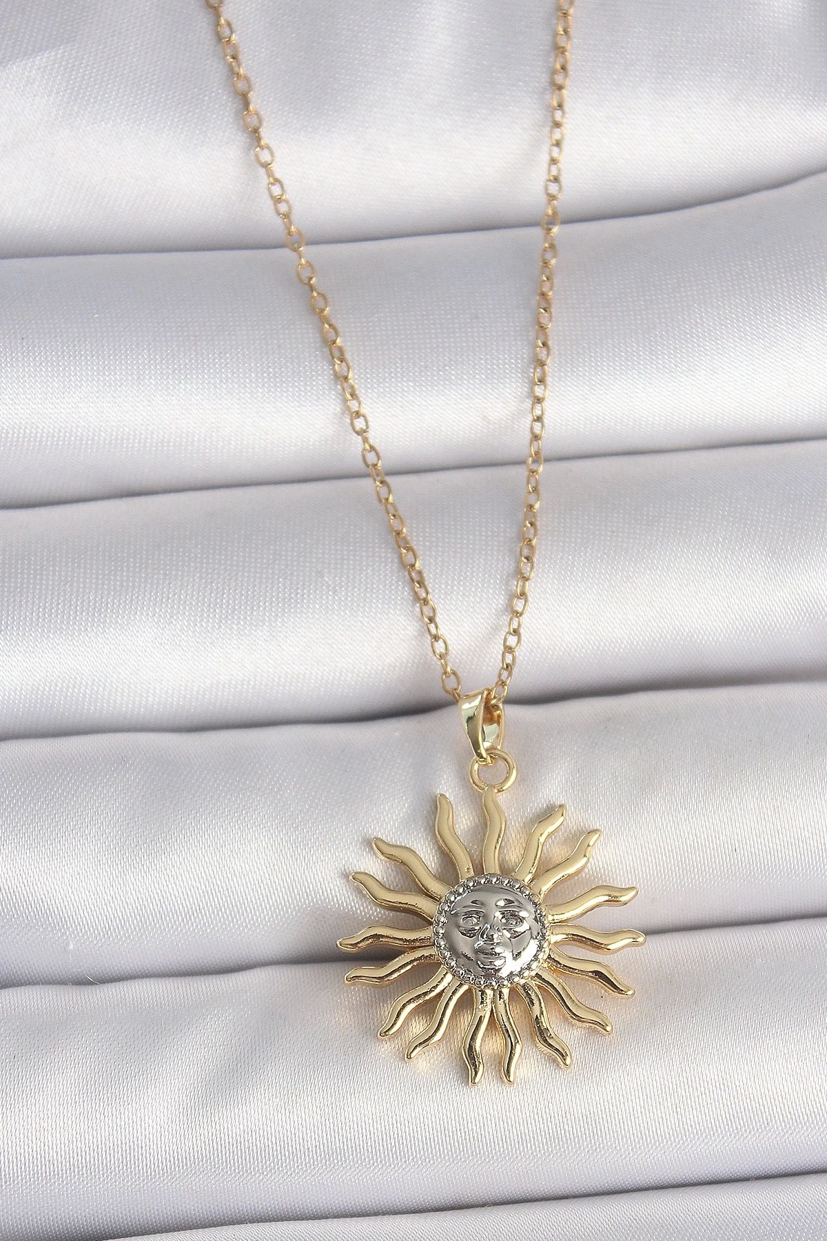 GLIMMERY 316L Çelik Gold Renk Mix Renk Güneş Model İşleme Detaylı Kadın Kolye