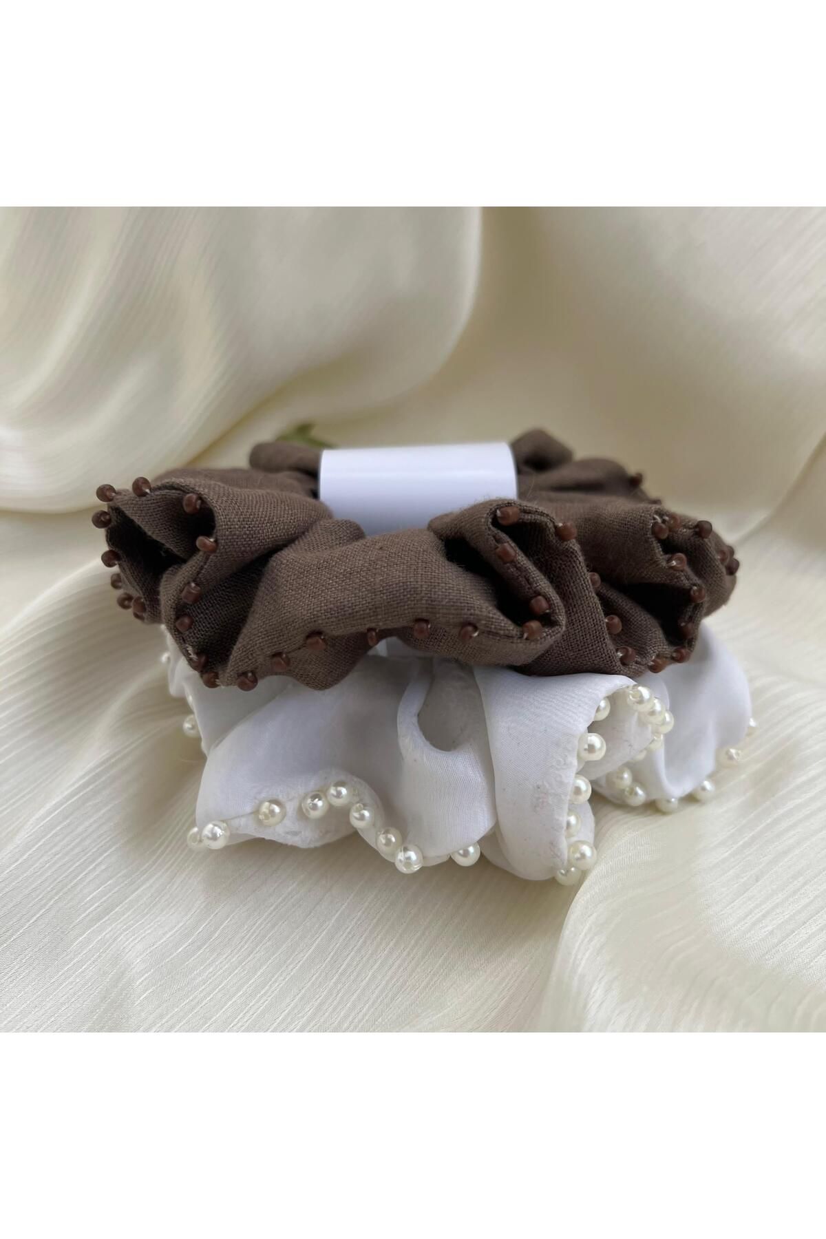 OLEARTISTIC Boncuk Detaylı Kahverengi Beyaz 2'li Scrunchie Saç Tokası Seti – Şık & Zarif