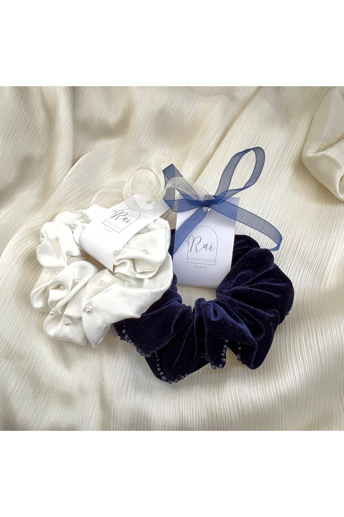 OLEARTISTIC Kadife Lacivert & İncili Beyaz 2’li Scrunchie Toka Seti – Lüks ve Şık
