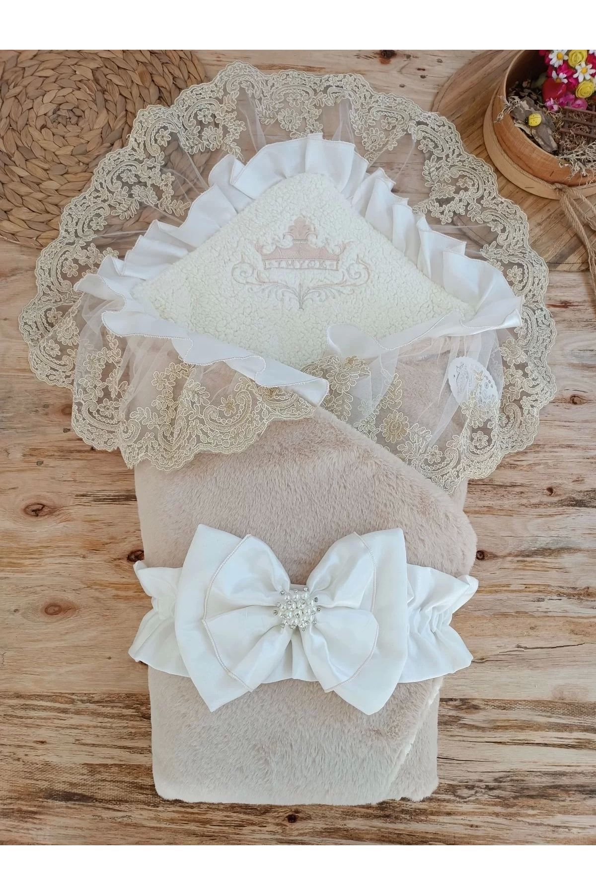 Moda Şahsenem Yenidoğan Wool Yün Kumaş Taç Nakışlı Güpür Duvaklı Fiyonk Prizma Taş Unisex Kundak Bebek Battaniyesi