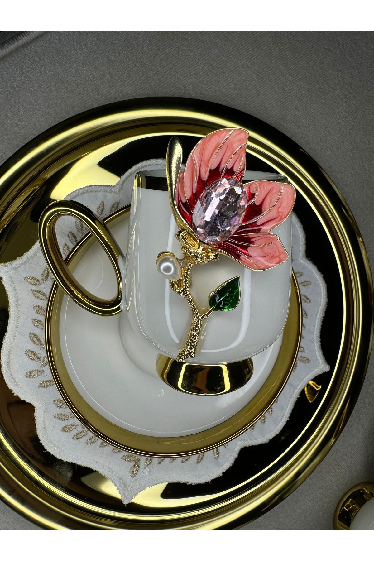 EŞİYOK Özel Tasarım Kristal Taşlı Pembe Zambak Dekorlu Gold Detaylı Kahve Fincanı