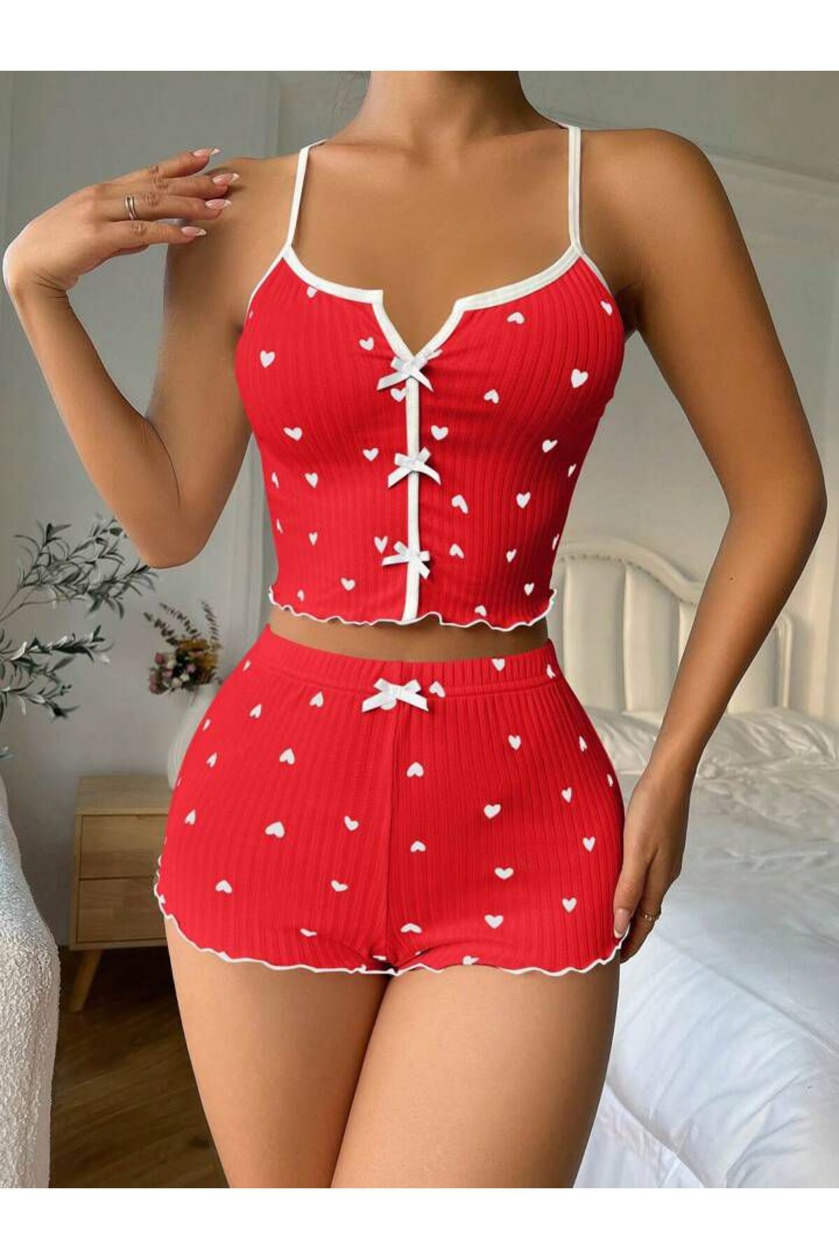 DRESSY LIFE Kalp Desenli Fiyonk Detaylı Şortlu Askılı Crop Pijama Takımı (Kırmızı)