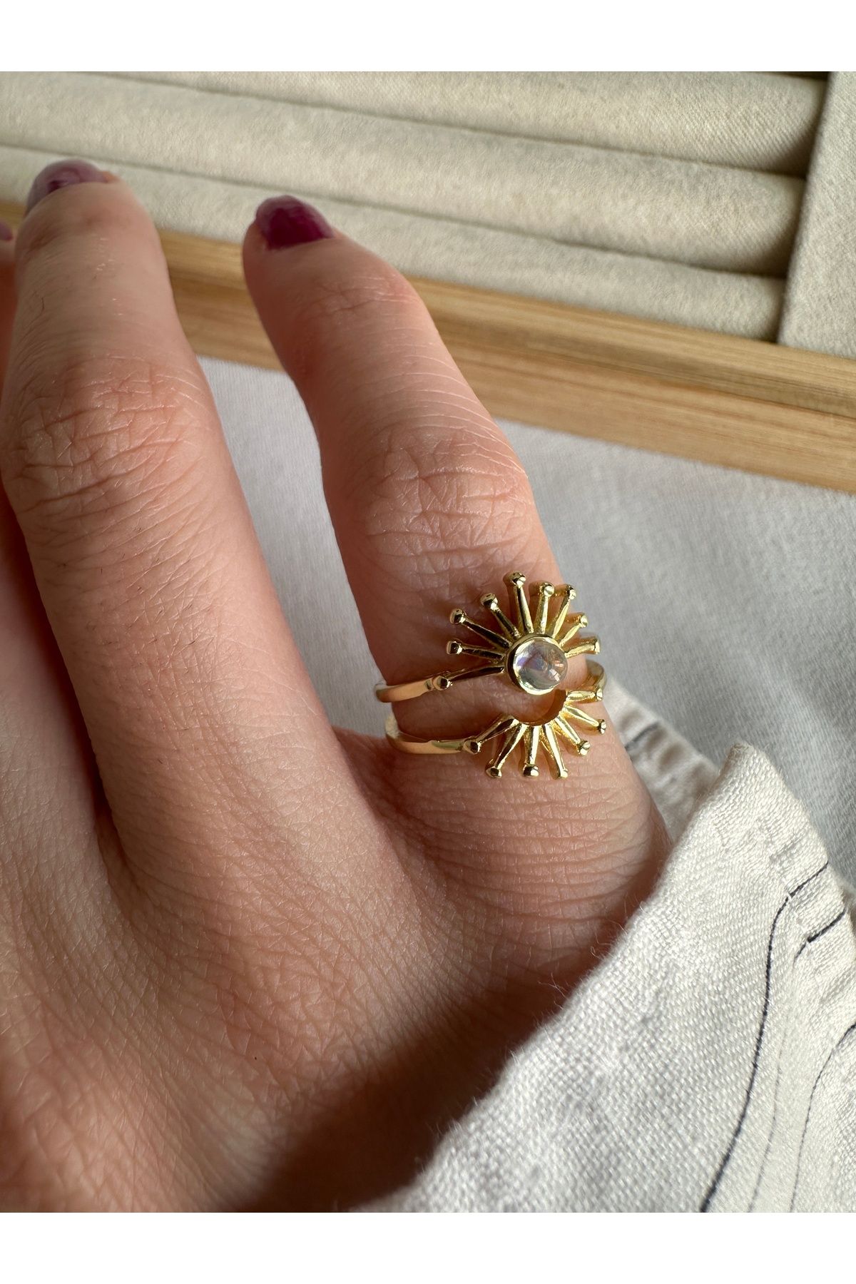 ringbox Taş Detaylı Güneş Serçe Parmak Yüzüğü
