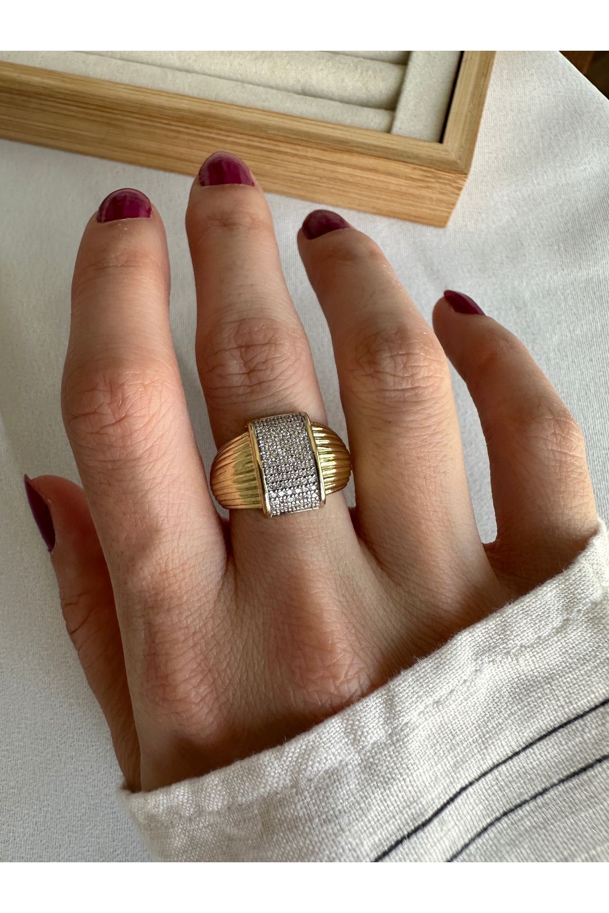 ringbox Bombeli Taş Detaylı Çizgili Yüzük