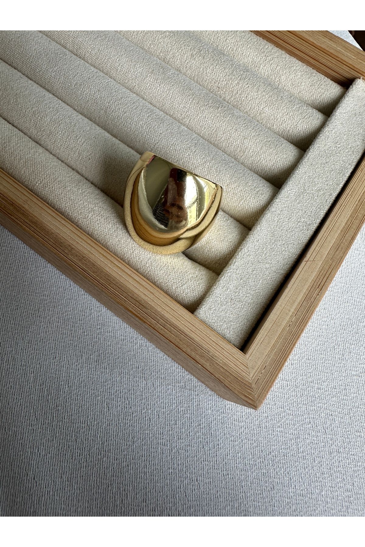 ringbox-Gold Large Curved Oval Ring 2
