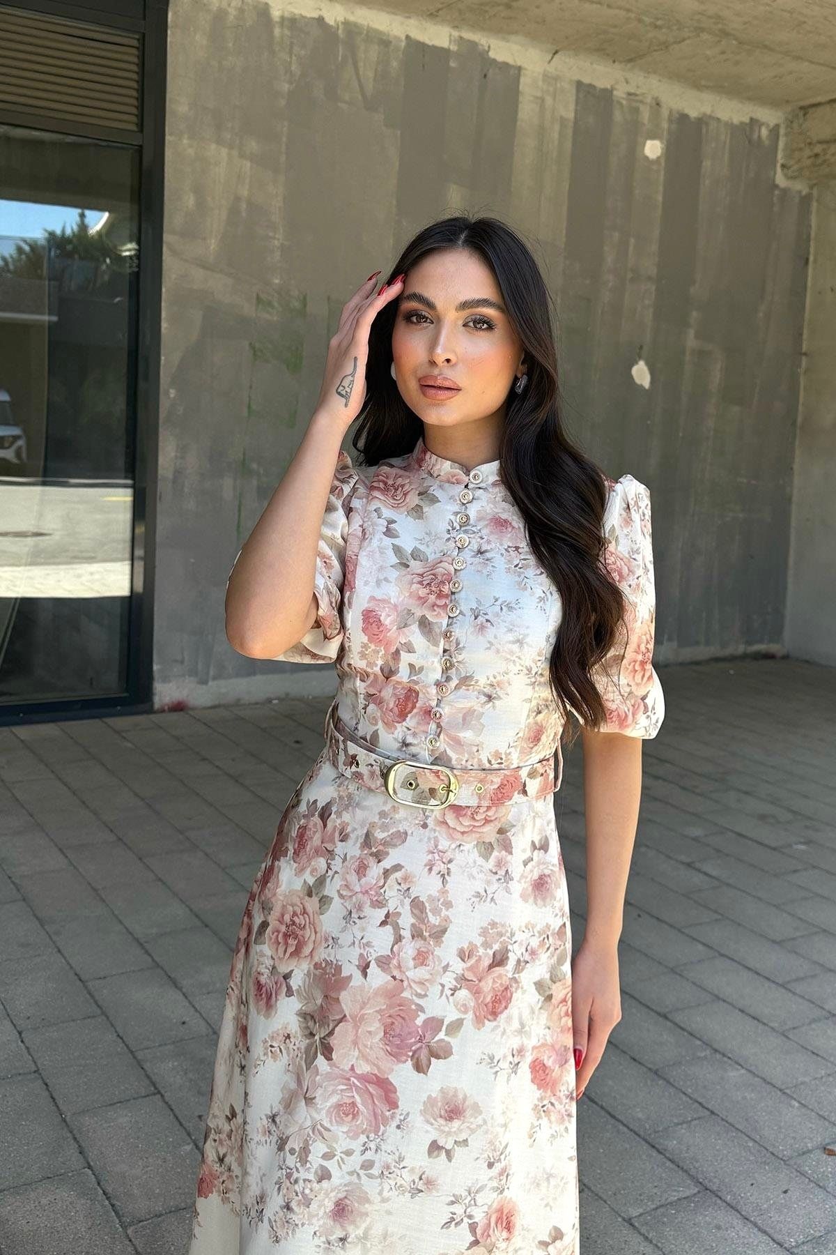 Butik Aura Mou Ekru Gold Kemerli Çiçek Desenli Kloş Uzun Elbise