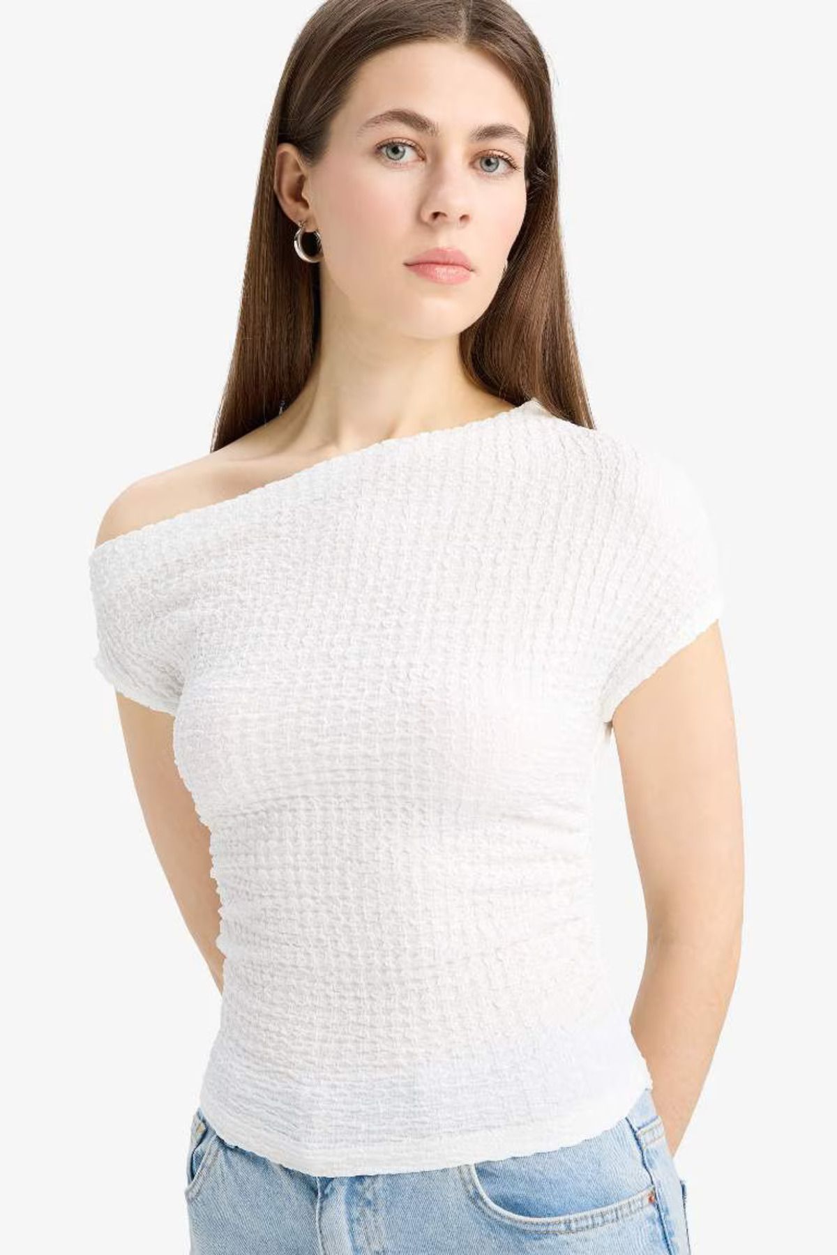 DeFacto Slim Fit Dar Kesim Tek Omuzlu Bürümcük Kısa Kollu Tişört