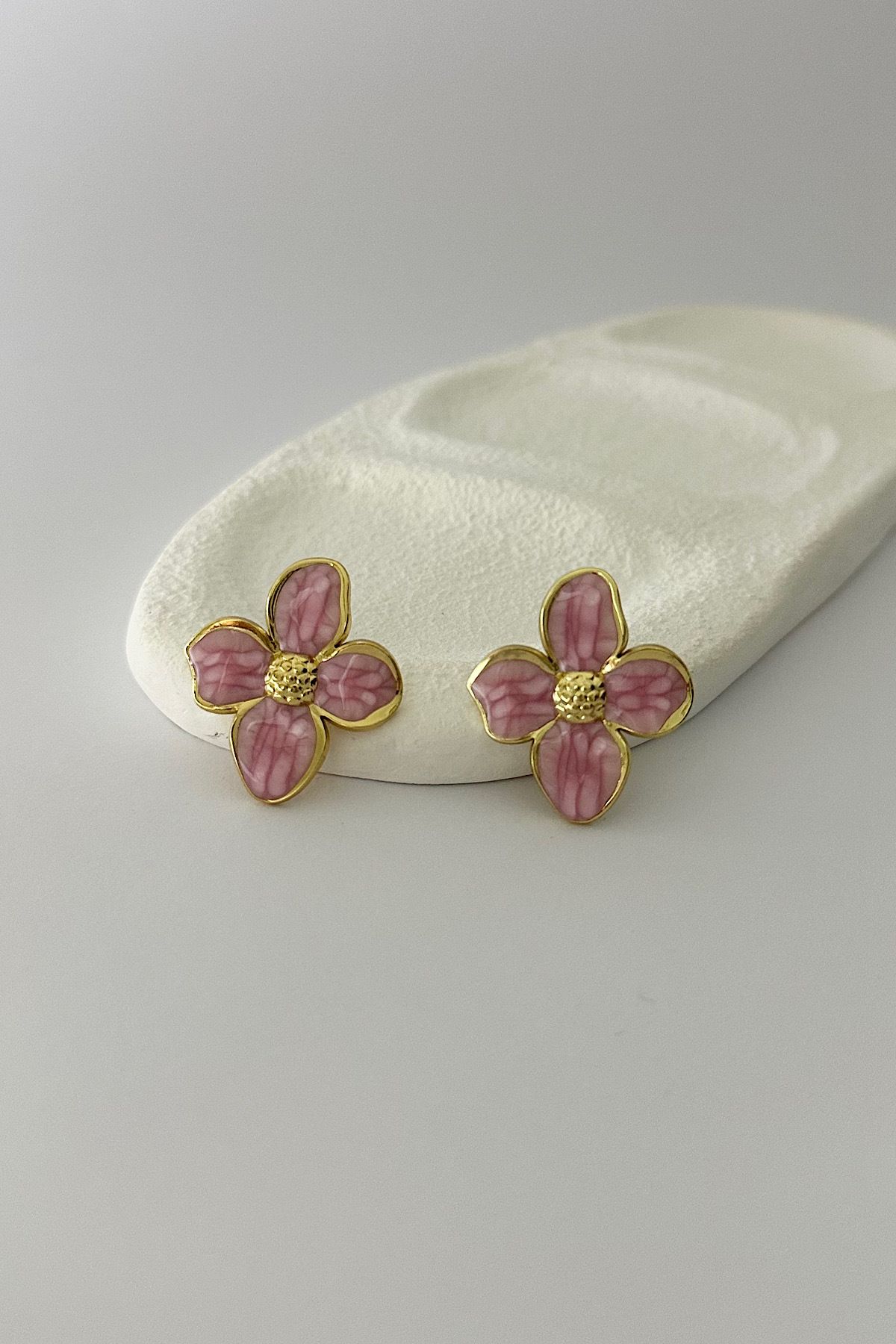 DELEIZA ACCESSORY RoséBloom Altın Detaylı Pembe Çiçekli Çelik Küpe