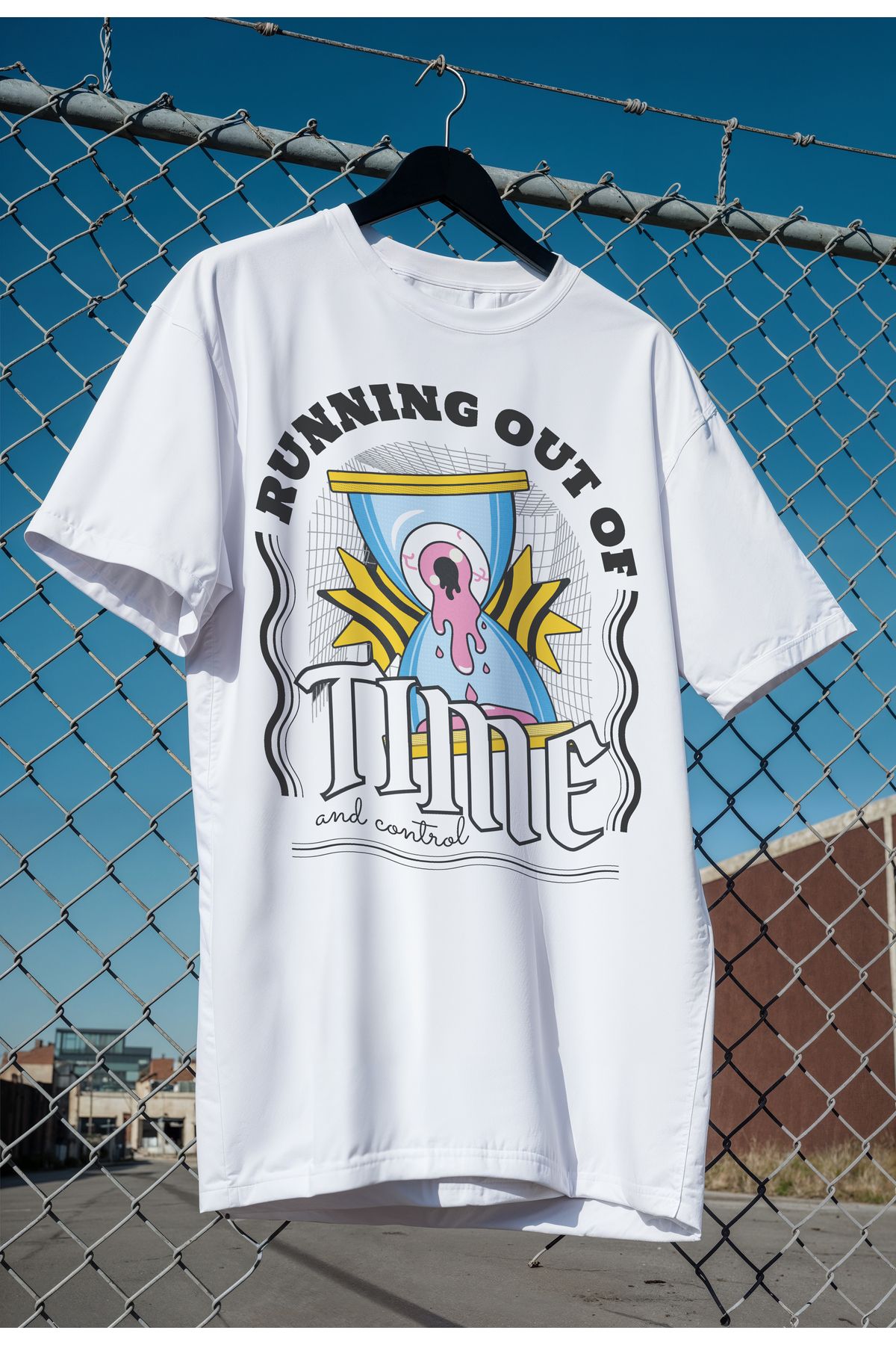 mooodcase Unisex Oversize Beyaz T-Shirt Bisiklet Yaka Kısa Kollu Pamuklu Out of Time Desenli