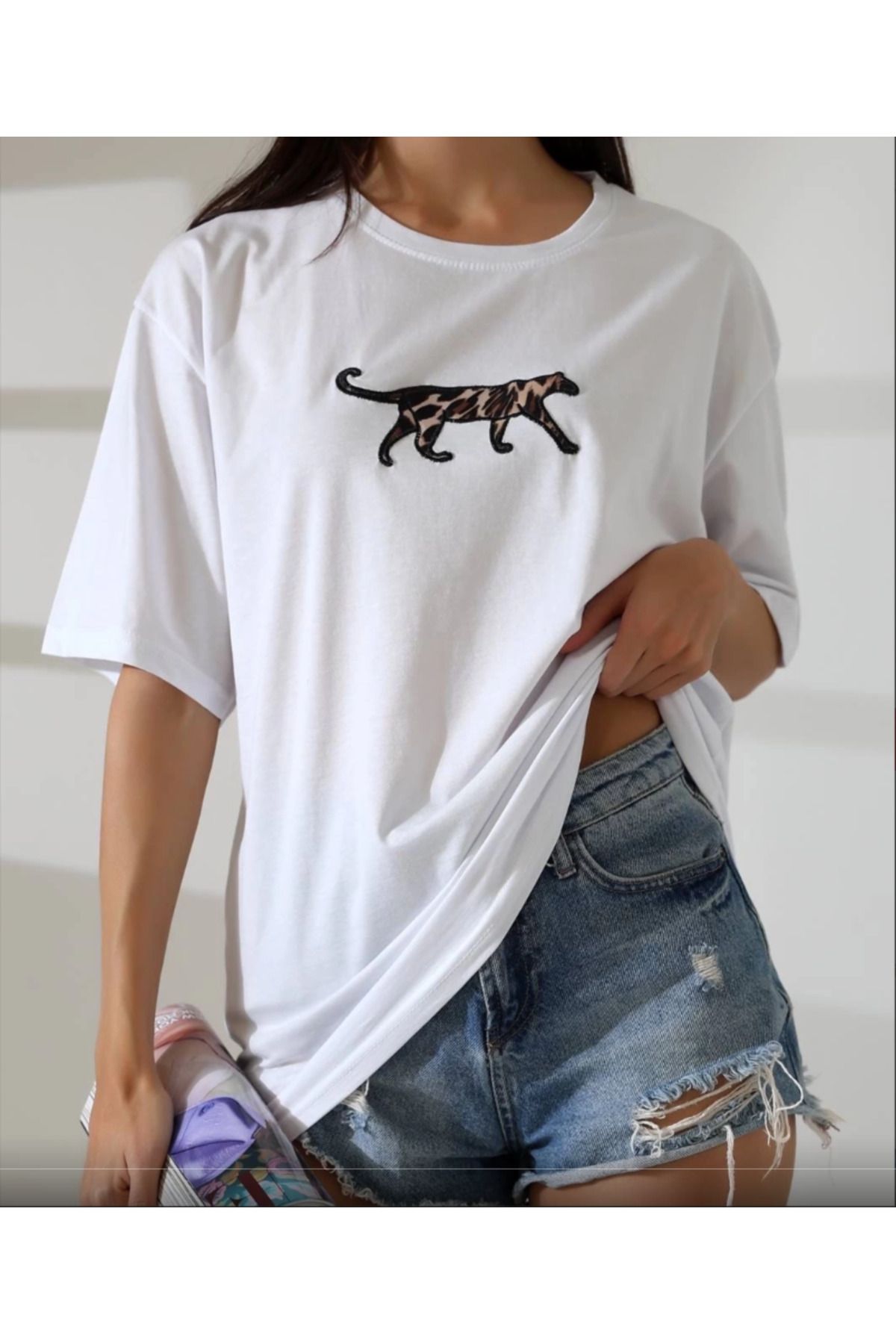 Butik Kaplan Nakış İşlemeli Oversize T-shirt