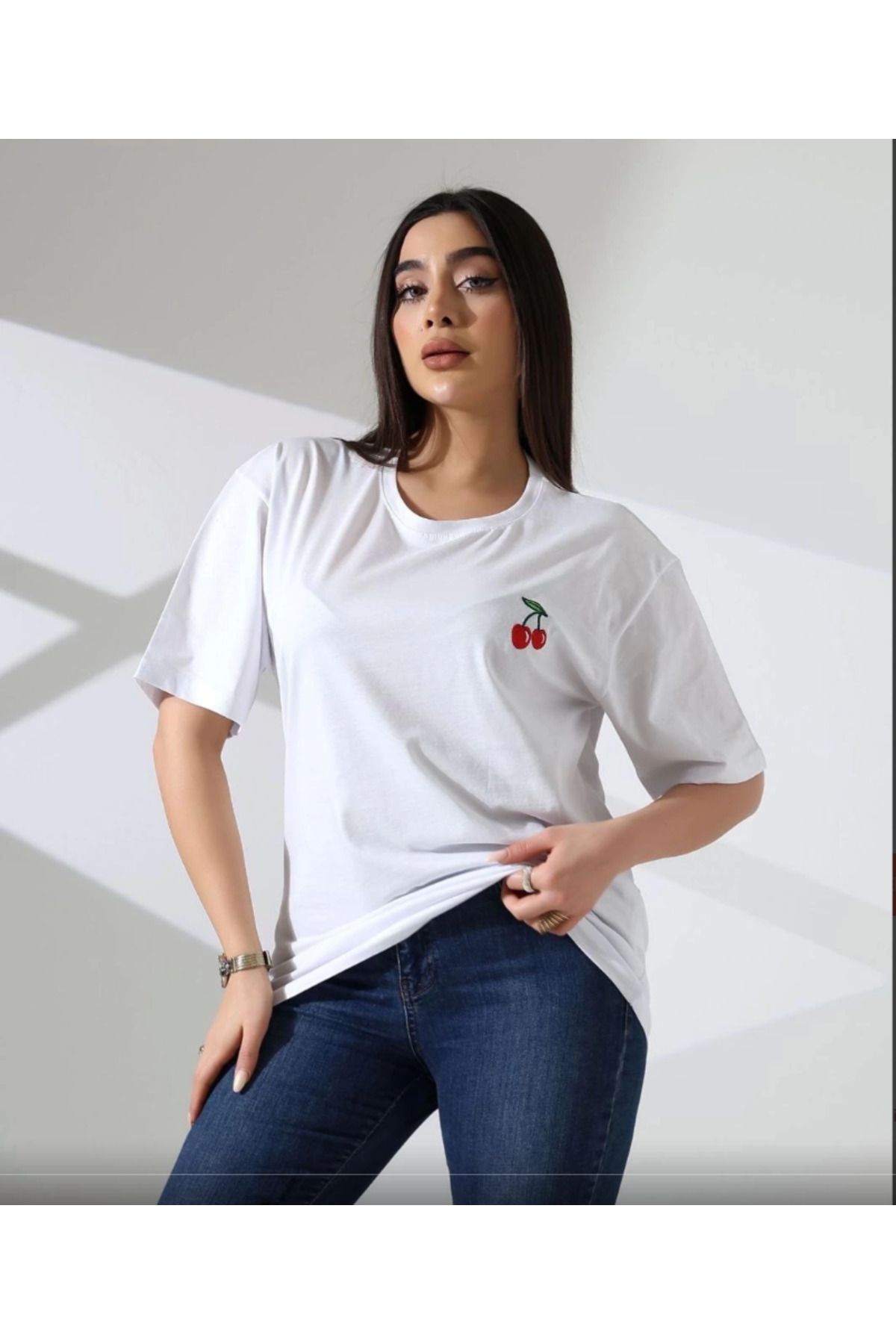 Butik Kiraz İşlemeli T-shirt