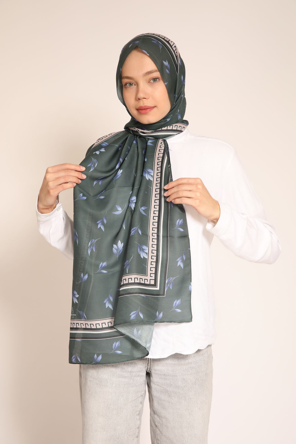 BERCHEM SCARF Desenli Yaprak MotifliLacivert Soft Kumaş Şal – Modern ve Şık Dokunuş