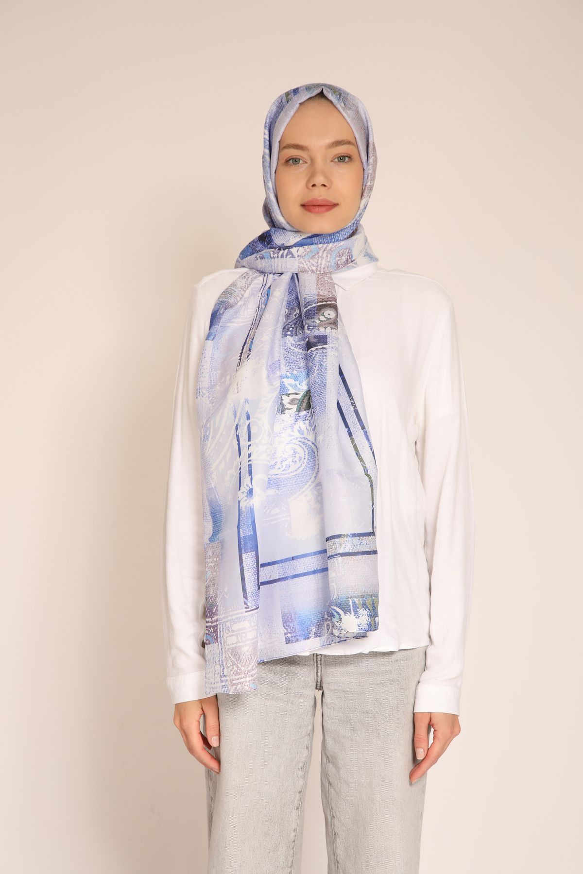 BERCHEM SCARF Mavi Tonlarda Desenli Soft Kumaş Şal - Modern ve Zarif Tasarım, Kaymaz Hafif Kumaş