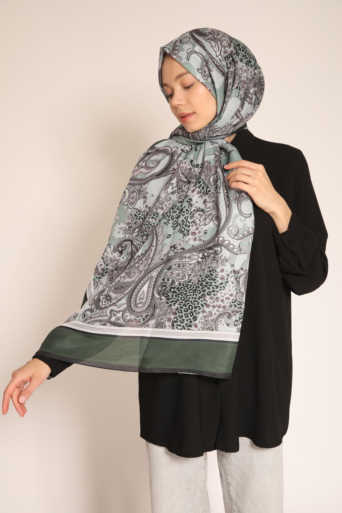 BERCHEM SCARF Yeşil Bordürlü Paisley Desenli Soft Şal – Modern ve Etkileyici Tarz