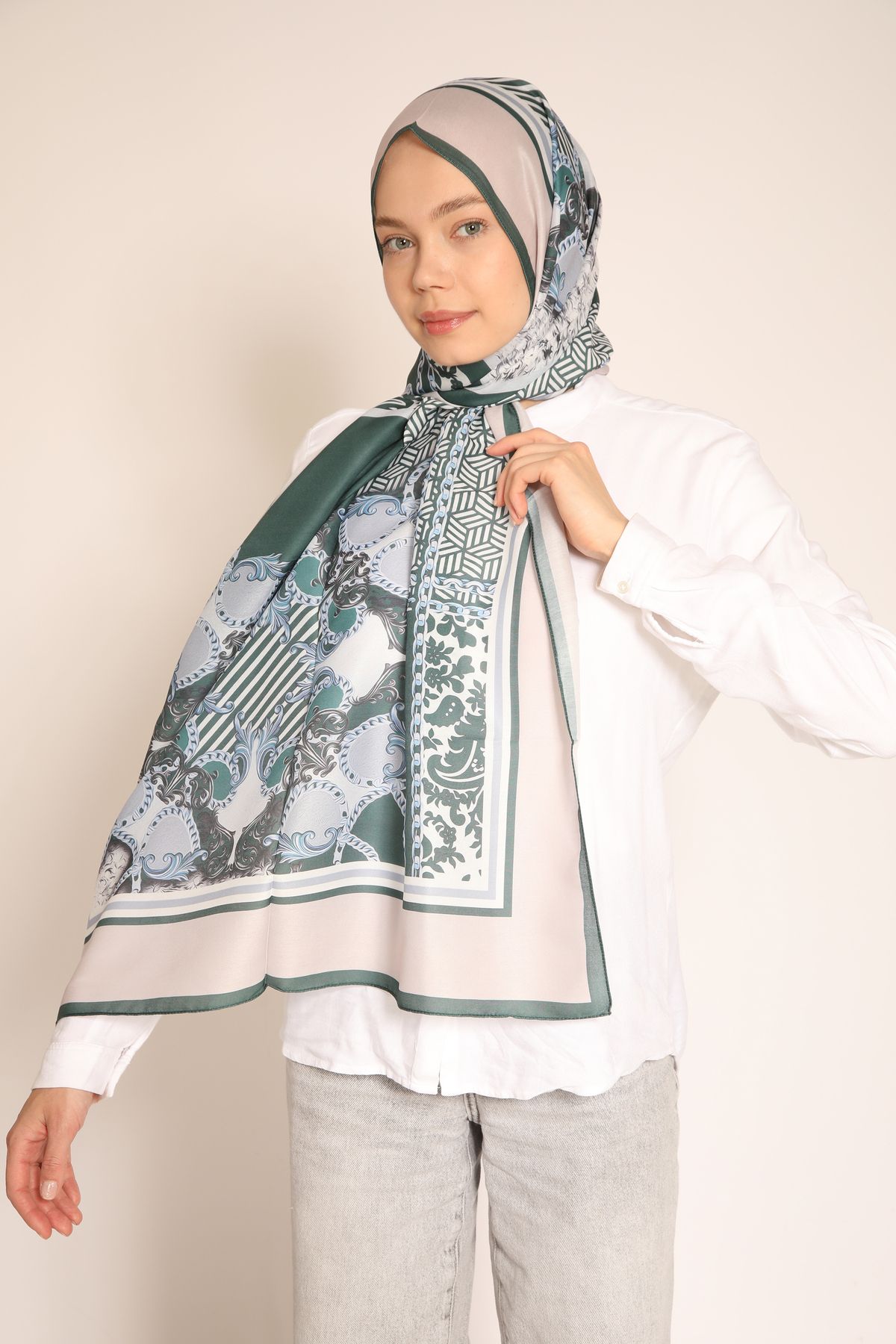 BERCHEM SCARF Yeşil-Mavi Barok Desenli Soft Şal – Zarif ve Modern Dokunuş