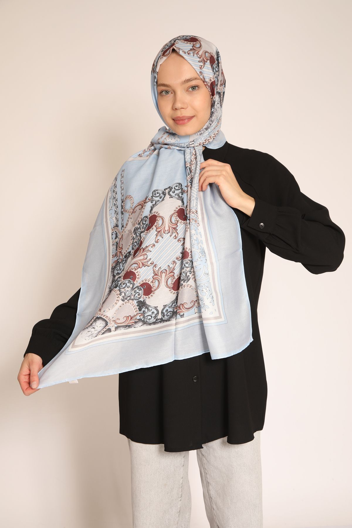 BERCHEM SCARF Bebe Mavi Zincir ve Barok Desenli Soft Şal – Zarif ve Modern Dokunuş