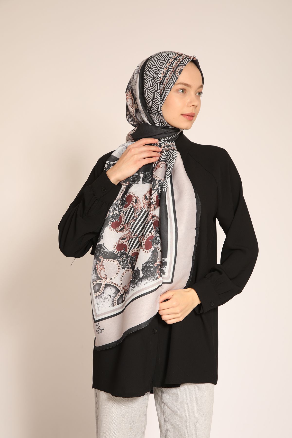 BERCHEM SCARF Siyah ve Gül Kurusu Tonlarında Zincir Desenli Şal – Modern ve Şık Dokunuş