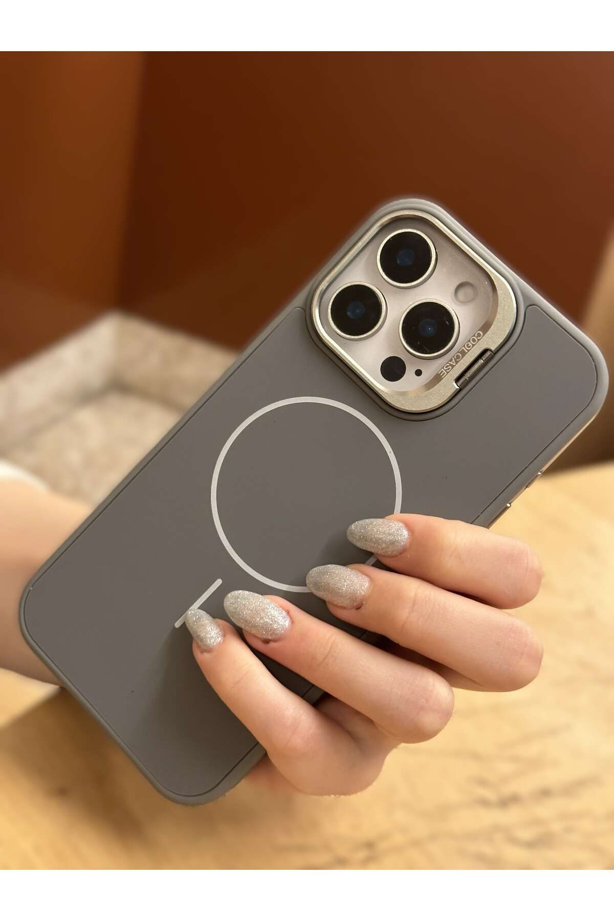 Paladyum Case iPhone 15 Pro Uyumlu İnce MagSafe Çizgili Metal Kamera Çerçeve Standlı Gri Kılıf