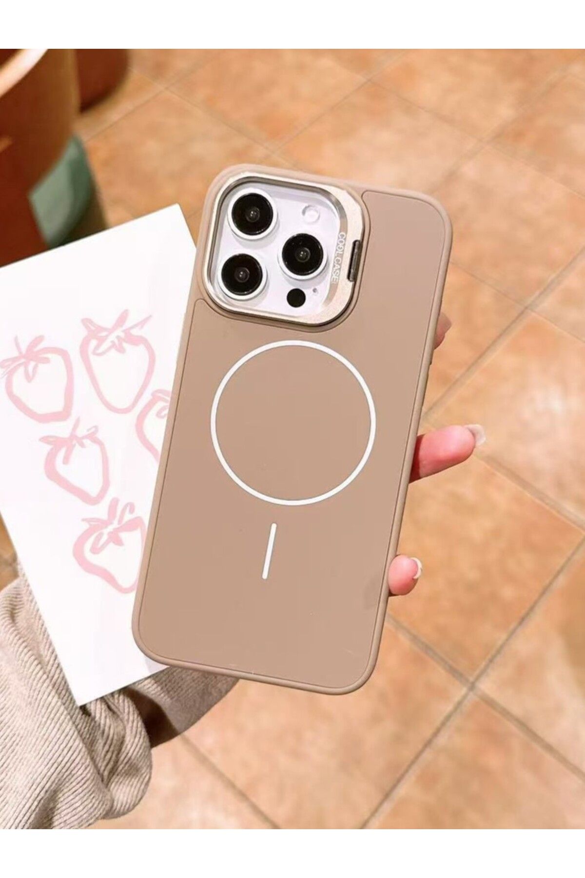 Paladyum Case iPhone 16 Pro Max Uyumlu İnce MagSafe Çizgili Metal Kamera Çerçeve Standlı Çöl Titanyum Kılıf