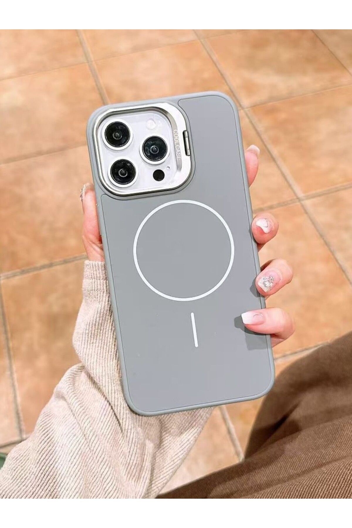 Paladyum Case iPhone 15 Pro Max Uyumlu İnce MagSafe Çizgili Metal Kamera Çerçeve Standlı Gri Kılıf