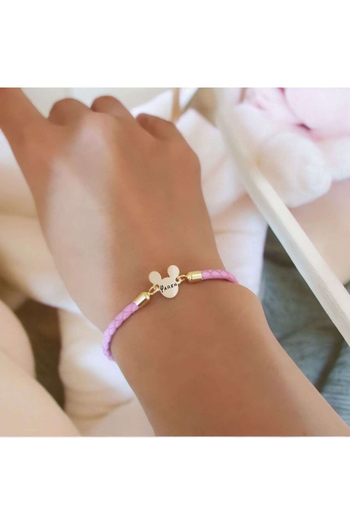 ARCHINO GOLD Doğal Derili 14 Ayar Altın Plakalı Mickey Mouse'lu Yaren Yazılı Hediye Bilekliği-445isim-pembe