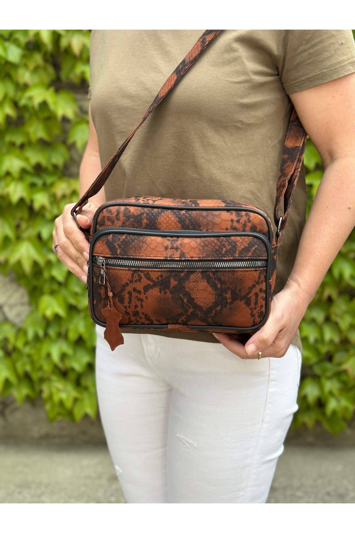 Deribag Hakiki Deri, Orta Boy ,Çapraz Askılı,Kadın Omuz Çantası ,Kiremit 22*18*8 cm