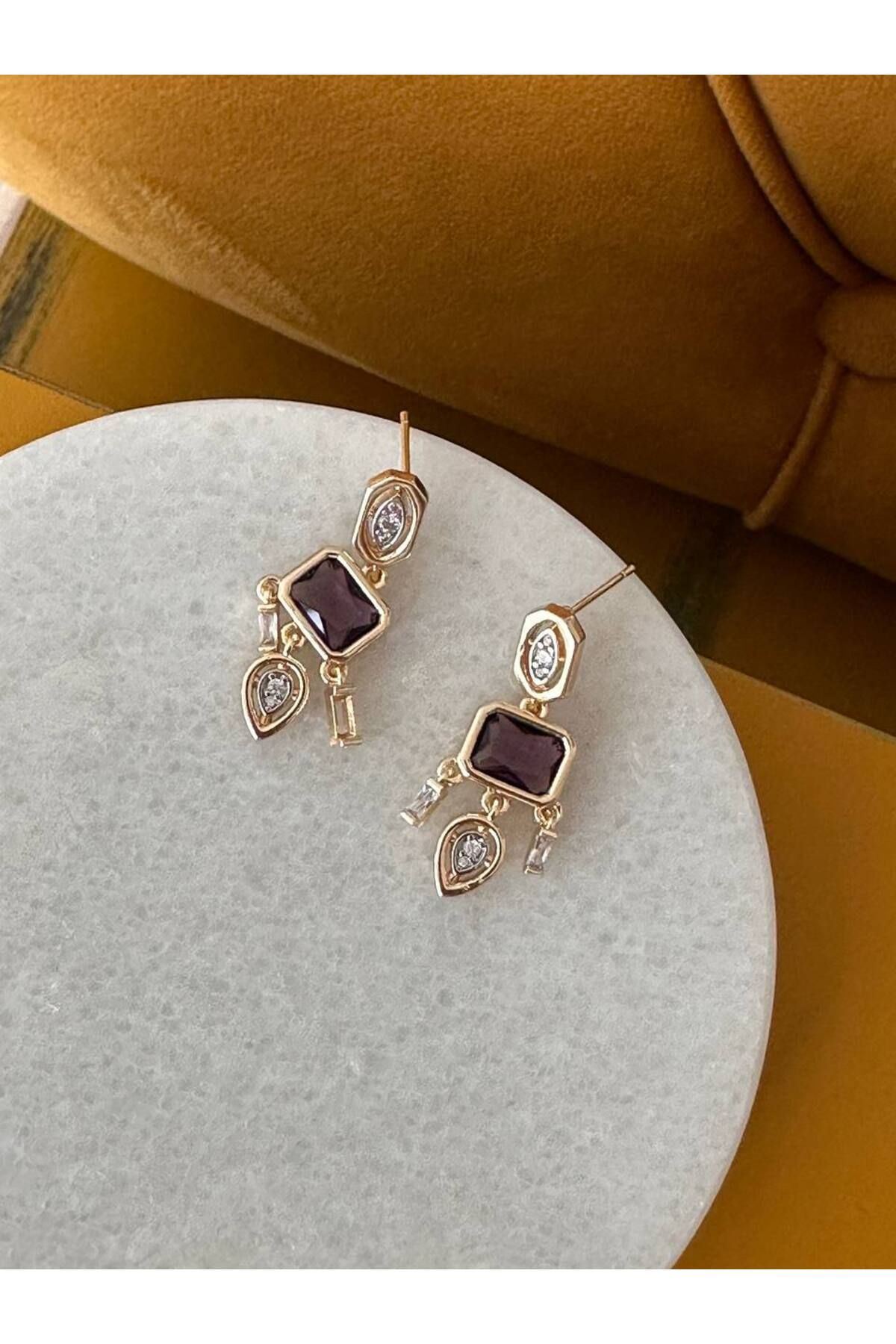 Esmeray Aksesuar Gold Renk Zirkon Beyaz ve Mor Taşlı Rodyum Kaplama Sallantılı Küpe Uzunluk 2,5 cm.