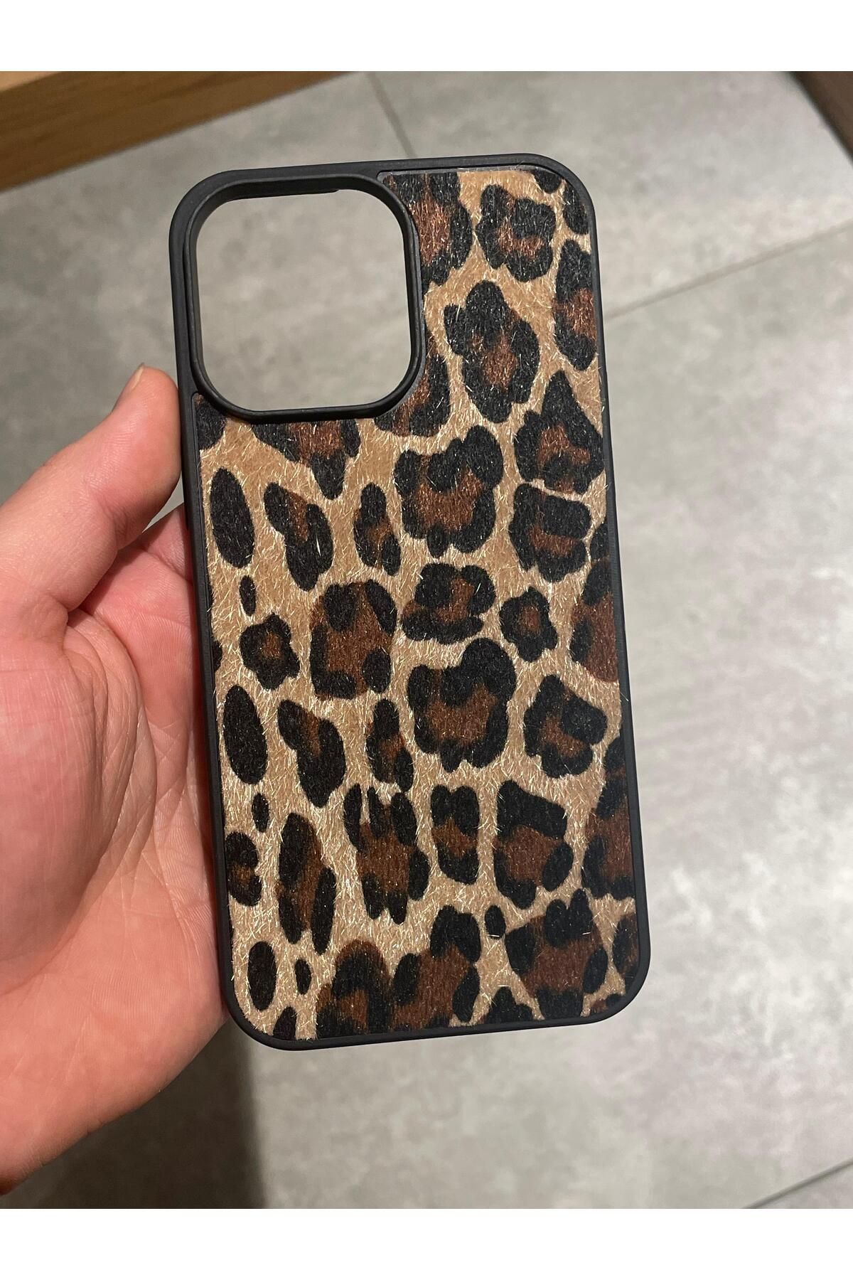 Mee.co İphone 16 Pro Uyumlu Leopar Desenli Tüylü Silikon Kılıf