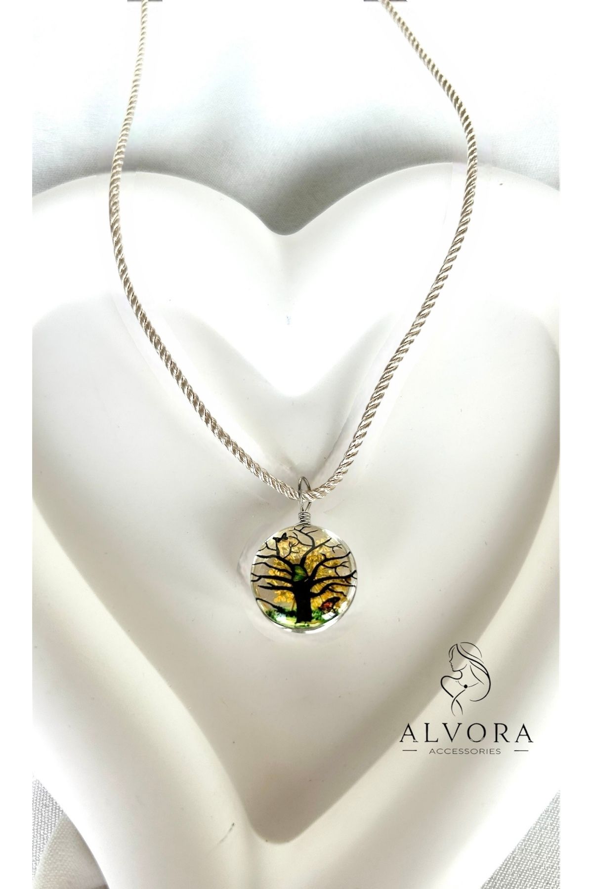 Alvora Accessories Bükümlü Saten İp Üzerine Hayat Ağacı Figürlü Krem Kolye