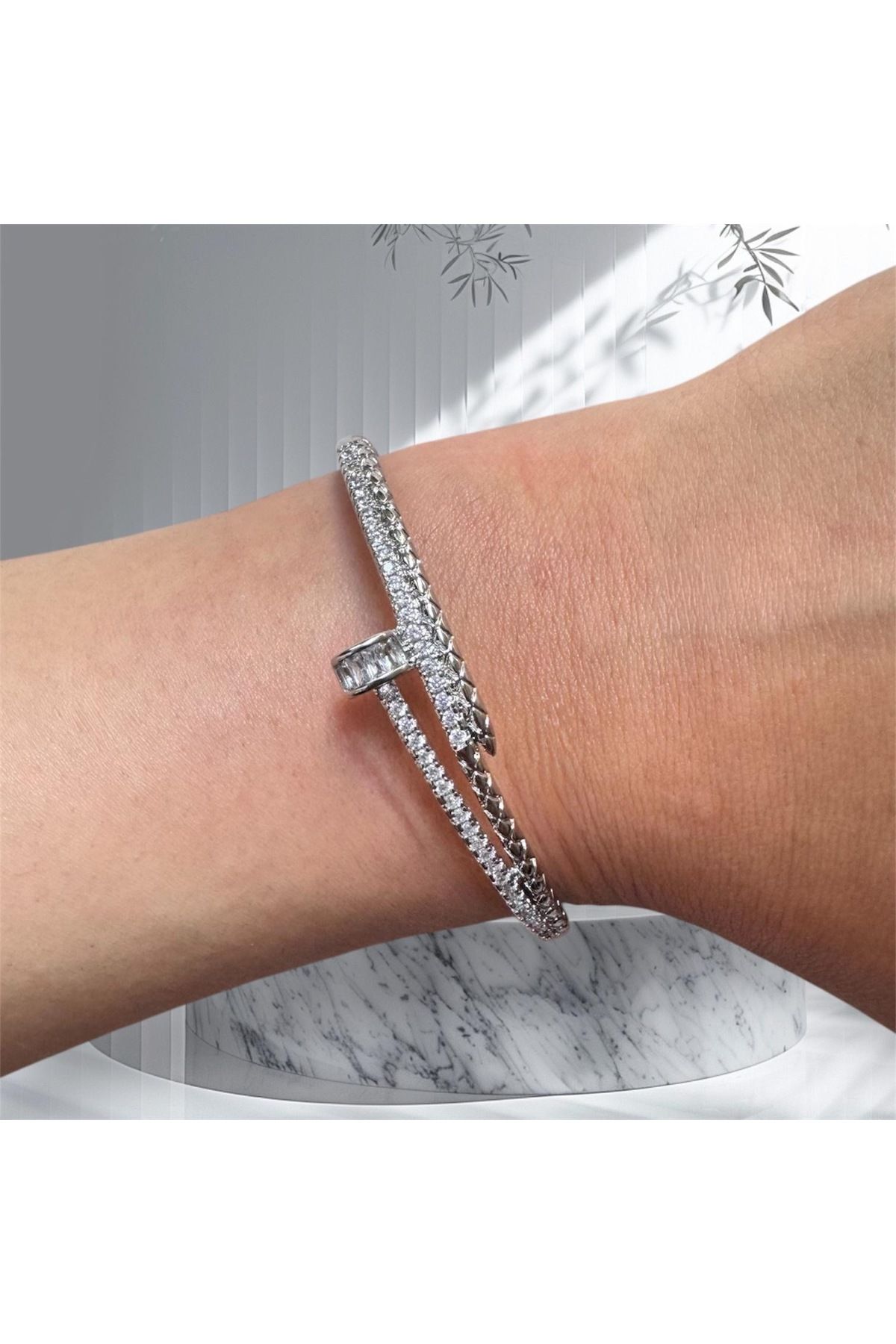 Glitterring KADIN GÜMÜŞ RENK ÖZEL TASARIM TAŞLI ÇİVİ BİLEKLİK