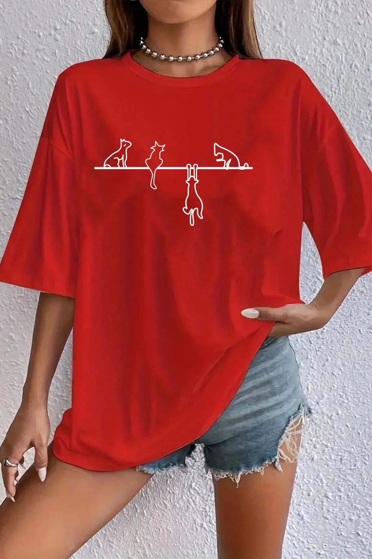 halowear Unisex İp Üzerinde Kediler Temalı Baskılı Rahat Kesim Kırmızı T-Shirt