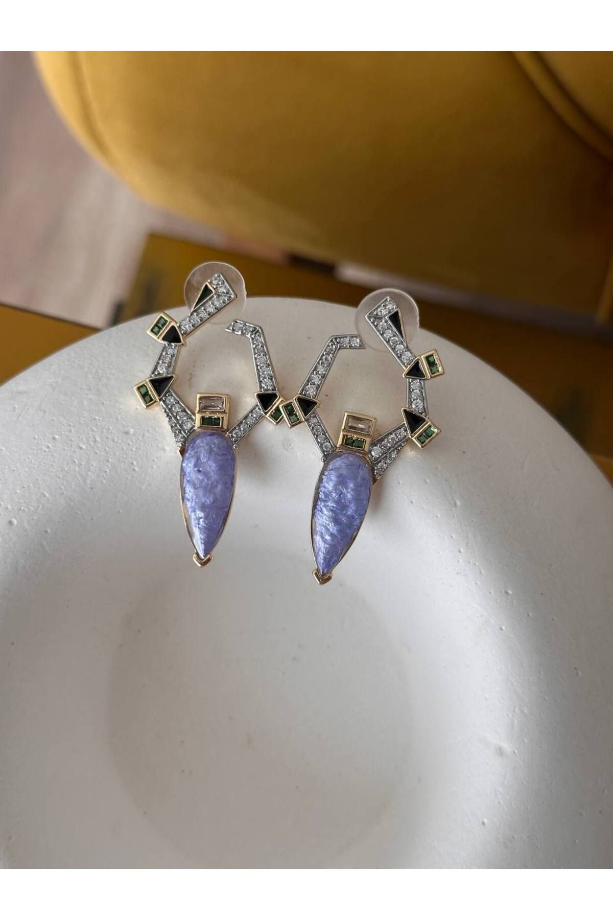 Esmeray Aksesuar Gold Renk Rodyum Kaplama Zirkon Renkli ve Lila Taşlı Özel Tasarım Küpe Genişlik 2 cm. Uzunluk 4,5 cm