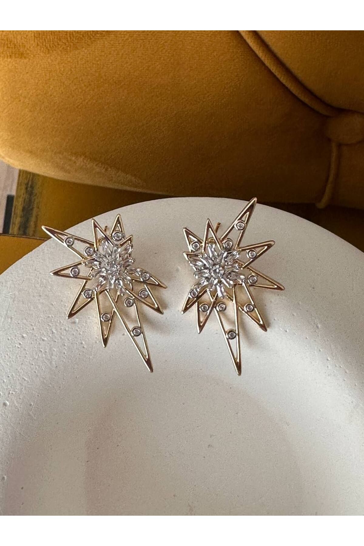 Esmeray Aksesuar Gold Renk Zirkon Taşlı Rodyum Kaplama Kutup Yıldızı Tasarım Küpe Genişlik 2 cm. Uzunluk 4 cm.
