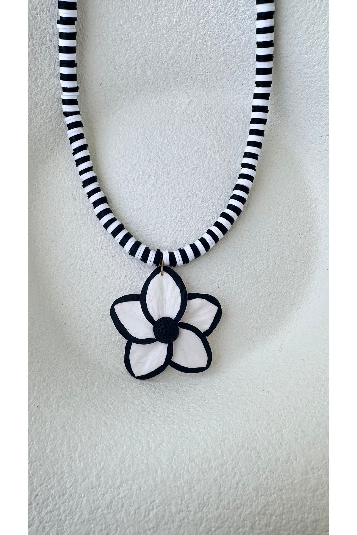 ACCESSORY Siyah beyaz çizgili çiçek tasarım kolye