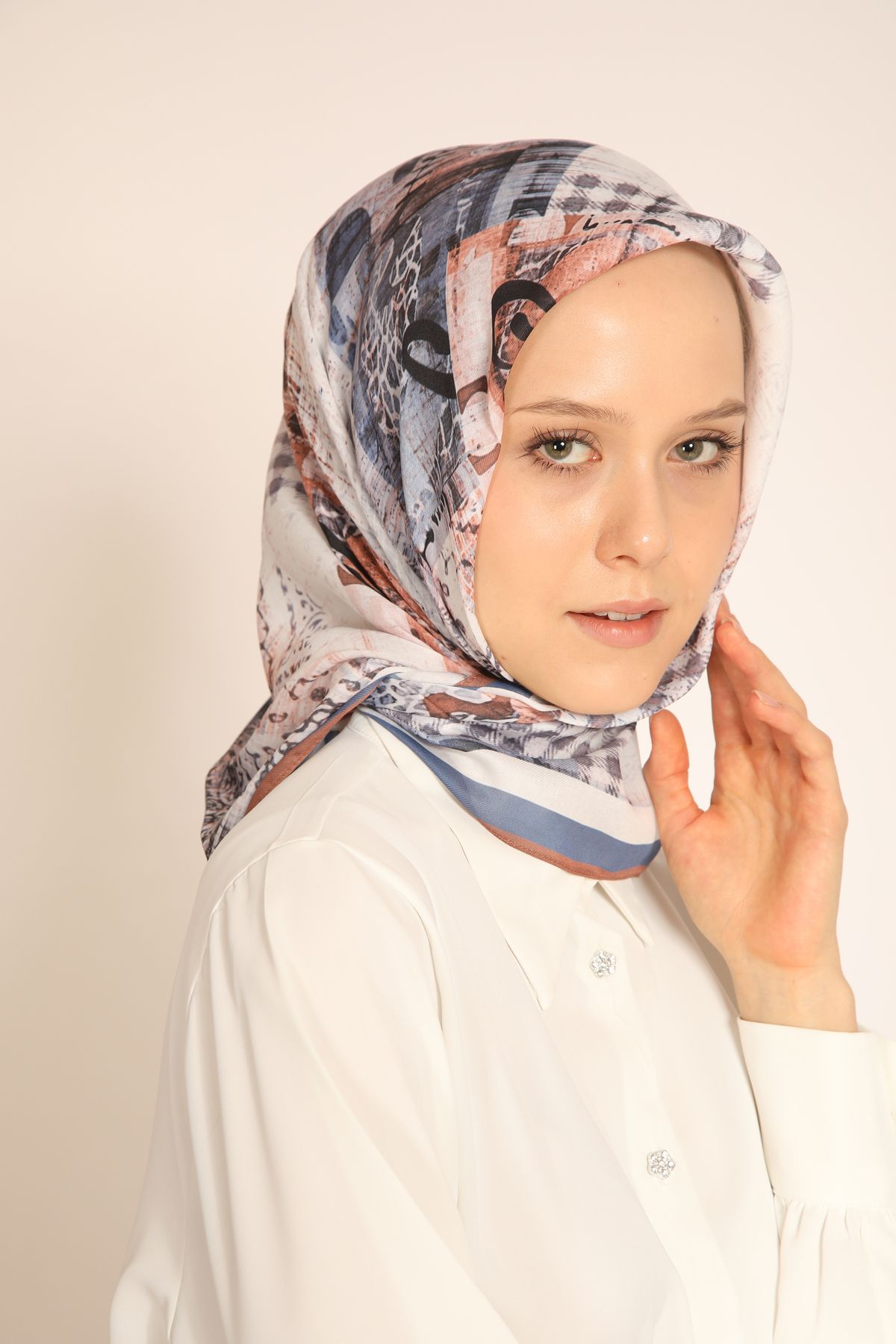 BERCHEM SCARF Kahve-Gri Ekose Desenli Eşarp – Modern ve Şık Kombinler İçin