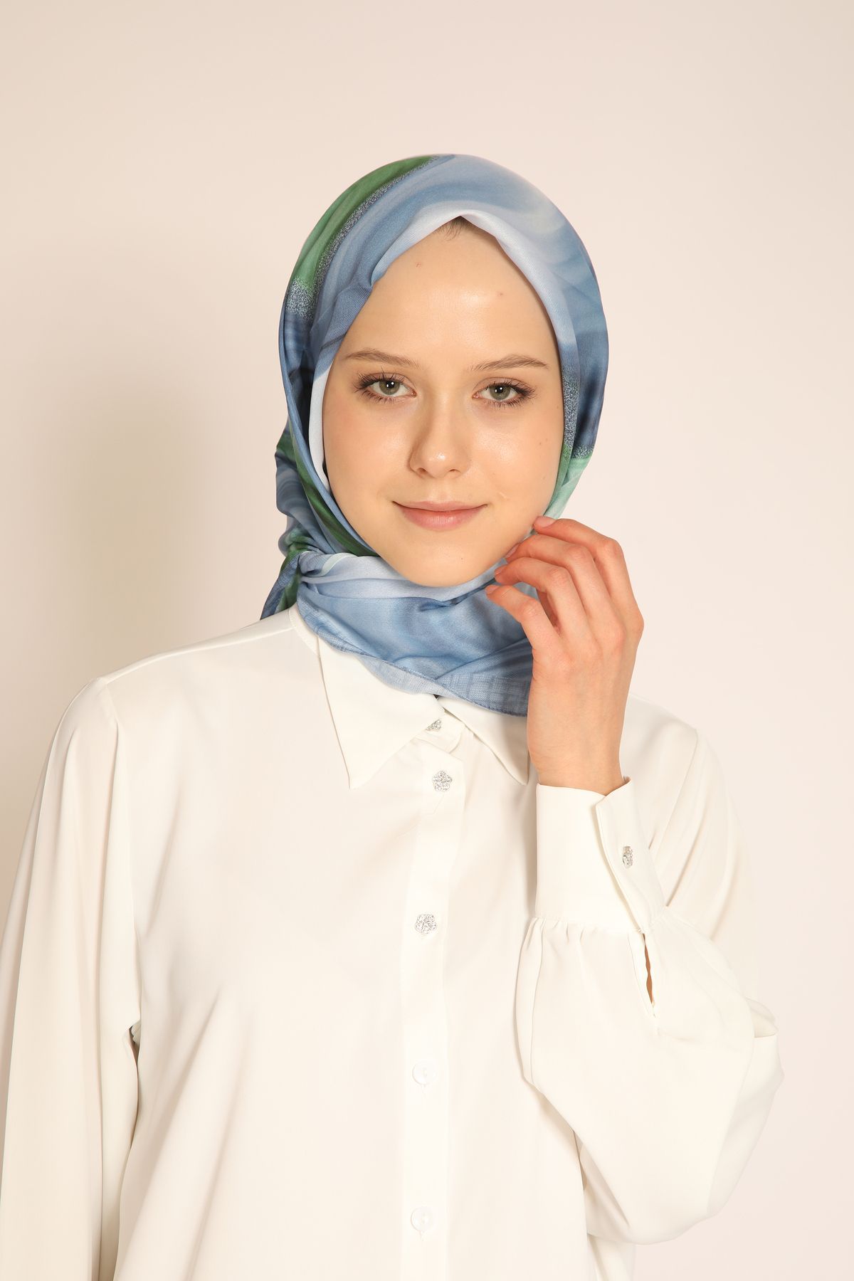 BERCHEM SCARF Mavi Yeşil Dalgasal Desenli Soft Eşarp - Modern ve Ferah Stil